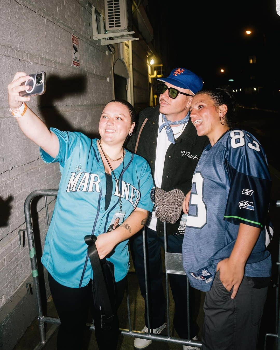 マックルモアーさんのインスタグラム写真 - (マックルモアーInstagram)「I love Philly.  Always have.  The brick that adorns the city, the white awning on the porches, the overgrown grass that makes its way out of the cement in unconventional place.  I love the rawness, the untamed honesty of the people, the music that has come out of Philly.  I love Cheesesteaks, South Street, Mitchell And Ness, the mom and pop gold shops with neon sides from forgotten era’s.  And I loved this show.」9月26日 0時00分 - macklemore