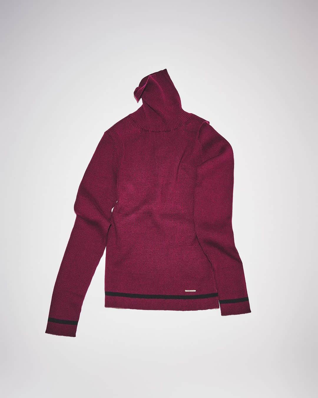 LOVELESS/GUILD PRIME 公式アカウントのインスタグラム：「【EXCLUSIVE ITEMS FOR ONLINE STORE # 02】 RIB TURTLE KNIT Knit ￥18,700 (62N-90-237)  一枚はもちろん、レイヤードアイテムとの掛け合わせなど秋冬のワードローブのスタメンとして活躍するリブタートルはこの秋もとことん着回したいところ。コットンにカシミヤを少しブレンドした贅沢な素材。気になる首周りのチクチクが軽減されていたり、蒸れにくかったりと、コットンの長所を活かしたタートルネックニットです。裾にはLOVELESSロゴのゴールドプレート、配色のラインを利かせて。 深みのあるイメージになるボルドーカラーがWEB限定カラー。  FEATUREにて最新コンテンツを公開中」