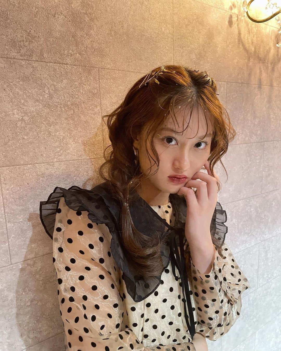 高岡志帆さんのインスタグラム写真 - (高岡志帆Instagram)「いしいに可愛いヘアメイクしてもらったの♡ くるくる🌀でいつもと違う自分みたい . . #ヘアメイク #ヘアアレンジ #作品撮り #大学生#glittermakeup」9月25日 21時13分 - shiho_t05