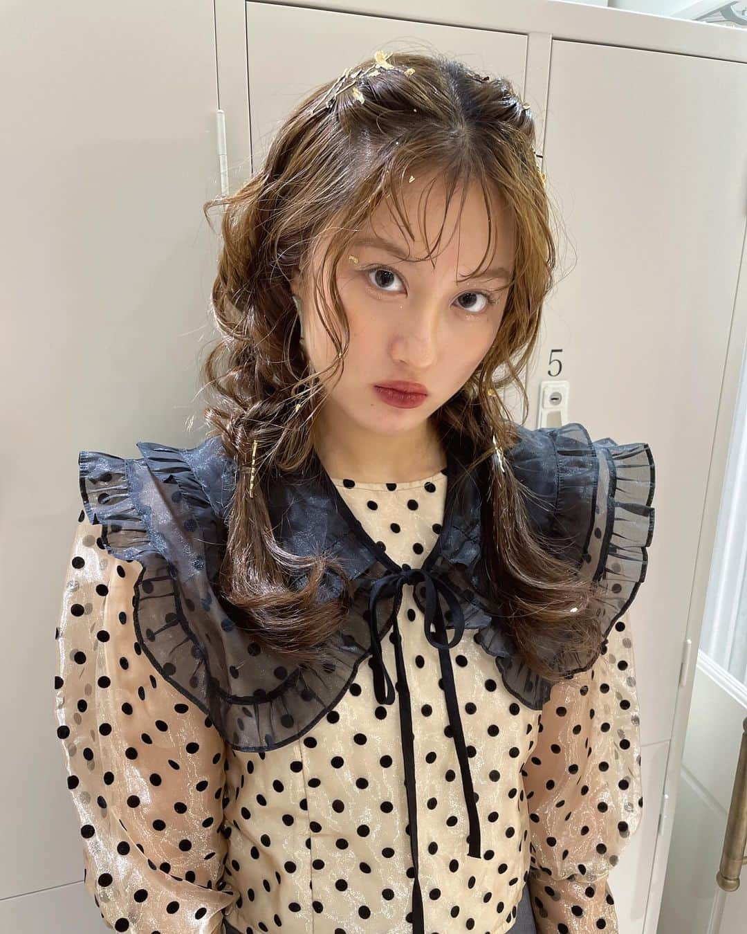 高岡志帆さんのインスタグラム写真 - (高岡志帆Instagram)「いしいに可愛いヘアメイクしてもらったの♡ くるくる🌀でいつもと違う自分みたい . . #ヘアメイク #ヘアアレンジ #作品撮り #大学生#glittermakeup」9月25日 21時13分 - shiho_t05