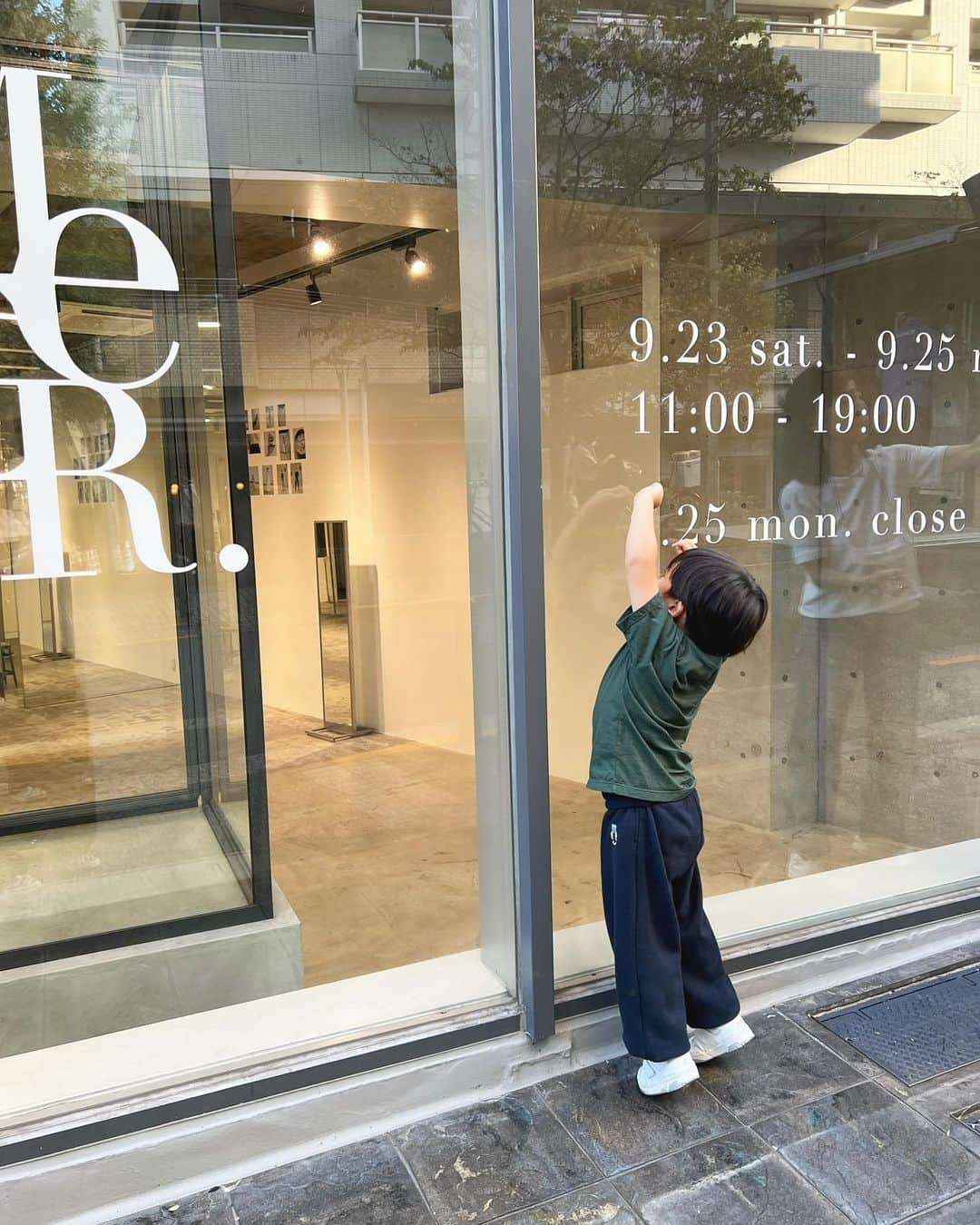 山内一世さんのインスタグラム写真 - (山内一世Instagram)「本日まで3日間開催しておりました、 @meer._official TOKYO POPUP STOREへご来店くださいましたお客様、本当に本当にありがとうございました✨🗼✨ 約2年ぶりに大阪/東京と二ヶ所に渡り、開催したこの9月は、それはそれは、本当にたくさんの方と直接お会いすることが出来た、価値あるひとときとなりました😌🤍 直接ご提案できる必要性と、スローペースではありますが 同じように歳を重ね、ご縁あるお客さまとともにMEER.は 育まれているんだなあと改めて実感しました。 また一歩一歩、好き、と長く心地よく纏ってもらえる一枚を制作していけるよう励んでいきます🫂 足腰、浮腫の疲れはmaxやけれど、最高に良い疲れとともに帰阪します🚄 同じように大切に思い、1ヶ月大イベントをこなす為に駆け抜けてくれた皆んなには深い愛と感謝を込めて🤍  本当に本当にありがとうございました。」9月25日 21時14分 - zu_meer