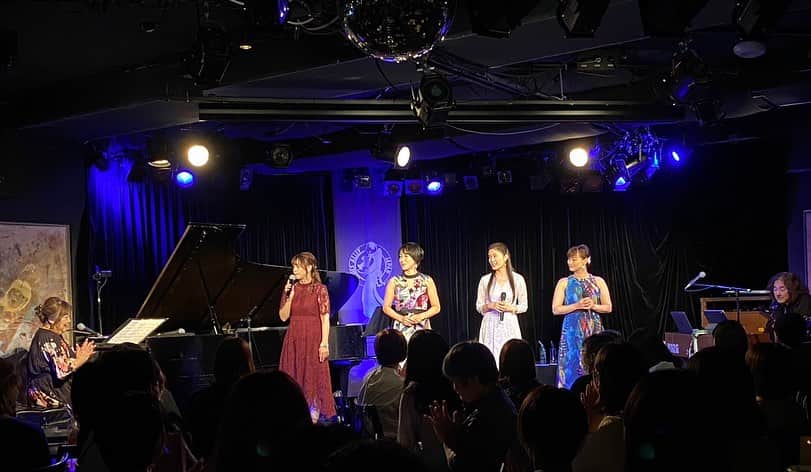 小坂明子のインスタグラム：「今回のANZA♾️小坂明子のライブはピアノサウンドを中心に大人のお洒落なサウンドに仕上げようと決めました。 ANZAとの打ち合わせ、キーボード森藤さんとの打ち合わせや一緒にDATA作りをしたり。そしてゲストの皆さんともキー合わせをしたりなど、準備は山盛りでした。でも心はずっとワクワクしていて、みなさんと音楽で更に繋がりたい一心でした。 9月24日。忘れられない日となりました。 木村早苗さん、斉藤レイさん、朝見優香さん、高木ナオさん、森藤晶司さん、BAJの皆さま、スタッフのみんなもたくさんのありがとうです♥️  そしてそして、素敵なお花をお送りくださった 武内直子先生 キングレコード様  見守ってくださった会場、配信の皆様  そしてそしてそしてそして 🌙ANZA🌙 本当にありがとうございました。」