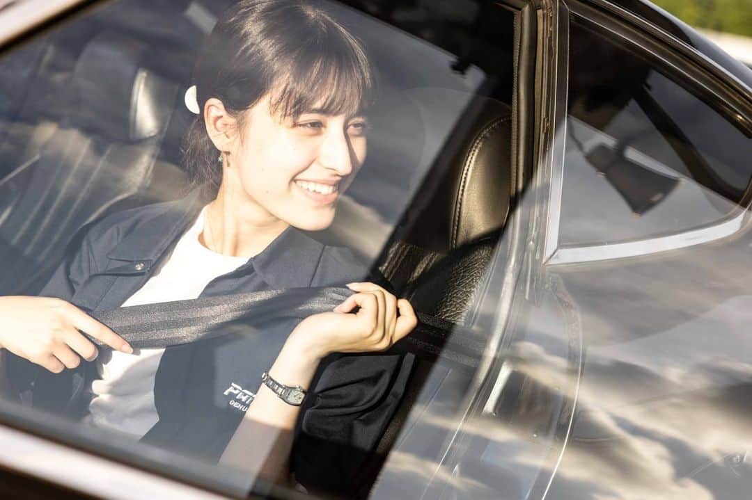 木内舞留のインスタグラム：「久々にZに乗れて、嬉しそうな私:)  とっても素敵に撮ってくれたいっちー＾＾  #nissan #z #fairladyz #240z #s30z #フェアレディz」