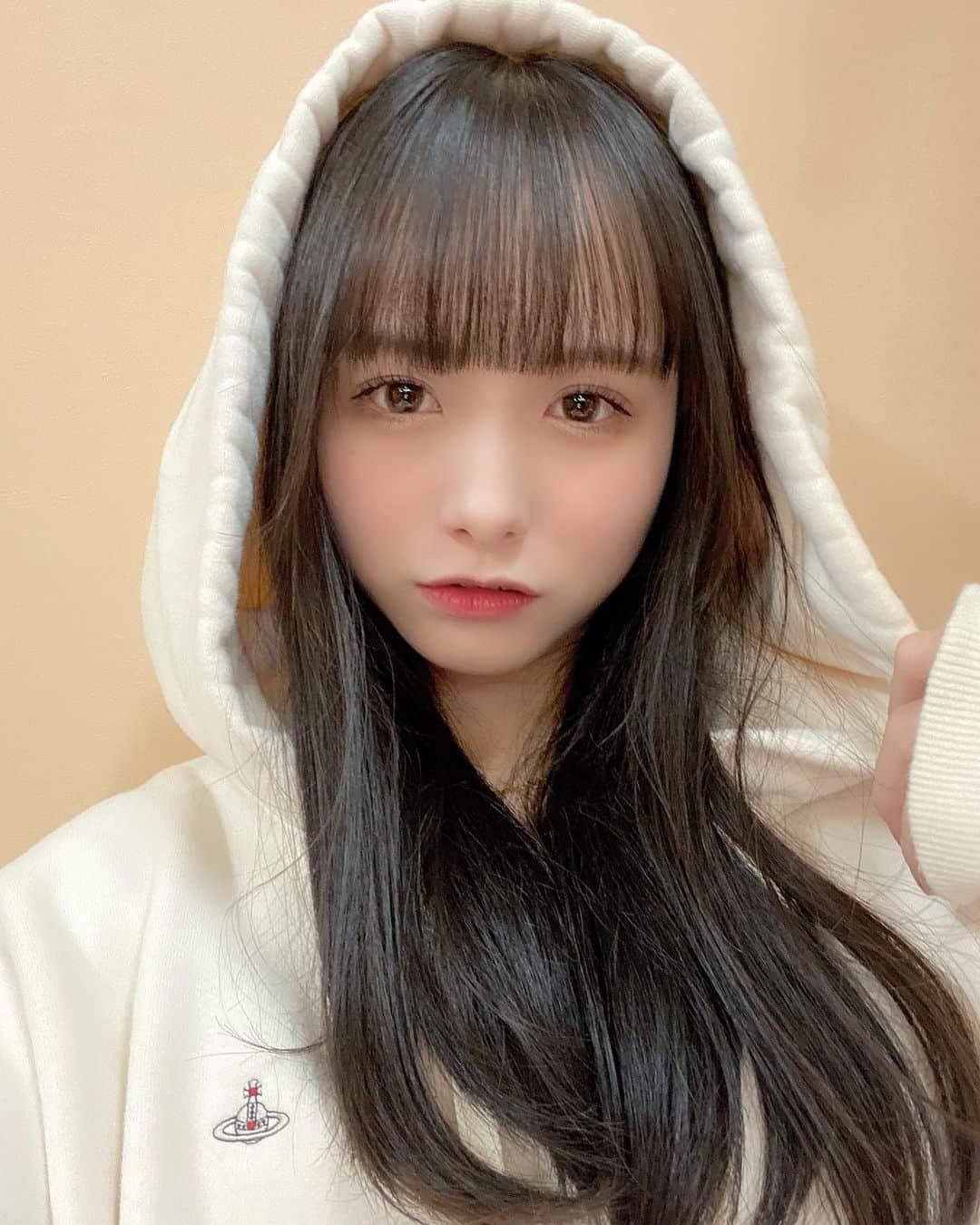 新谷真由のインスタグラム：「涼しくなってきたからパーカー出しちゃった✌︎」