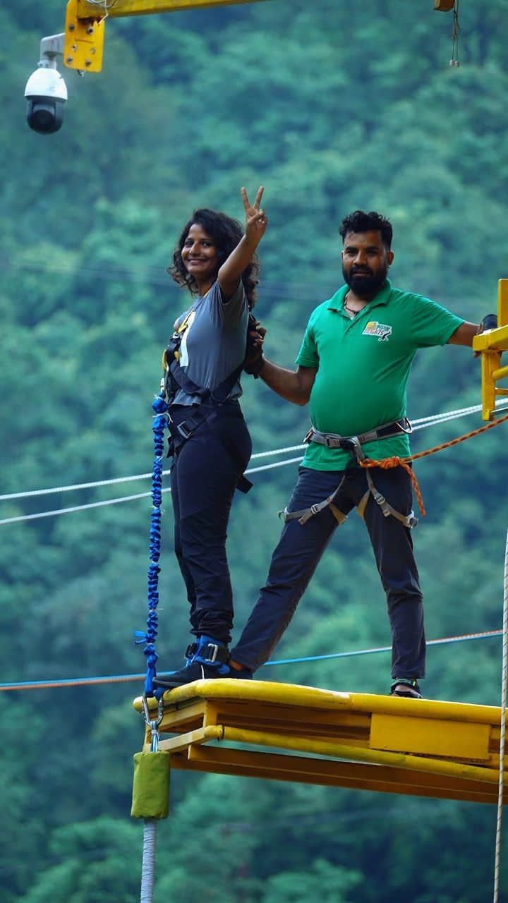 Nikonのインスタグラム：「Full Video Link in BIO  #bungee #bungeejumping #rishikesh #uttarakhand #jumpinheights #bungy #bungyjump」