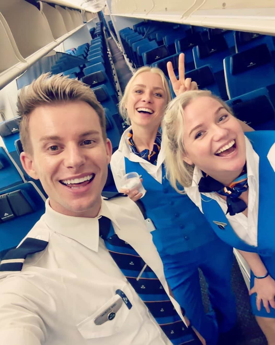 KLMオランダ航空のインスタグラム：「Our favourite kind of Monday blues! 😉💙✈️ #klm #royaldutchairlines #klmcrew #crew #crewlife #cabin 🤩#cabincrew #blue  @michaeldevos_ @sabeenthegreen @fleurharts」