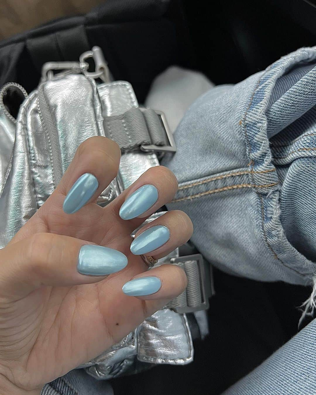 aki_ingkさんのインスタグラム写真 - (aki_ingkInstagram)「. lightblue mirror nail🪞🩵  お気に入り🤭 . . . . .  #ネイル#シンプルネイル#ワンカラーネイル#ミラーネイル#グラデーションネイル#ネイルアート#ネイルデザイン#ネイルケア#夏ネイル#秋ネイル#💅#海外ネイル#海外風ネイル#外国人風カラー  #fashionpost#nail#nailstagram#nailart#nails#mirrornail」9月25日 21時17分 - aki_ingk