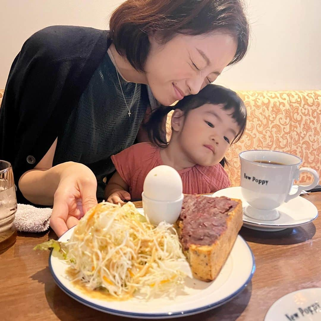 シナダユイのインスタグラム：「#モーニング だけ食べに行って帰京🚄（2泊3日名古屋泊）  ふと、マガハの社カメさんが「モーニングだけ撮りに名古屋に行ったんですよ〜」と話していた事を思い出して、その店に行ってみたらもう、名古屋って#カフェ男子 多い？って位既に混み合っていた。。 トーストも☕️も、もちろん美味しい。なんだけど、うかうかコーヒー嗜んでいたら娘に全部トーストを食べられてしまいそうだったので平然と隠して😅  ホテルの朝食、名古屋コーチンの出汁巻きも最高でした🥺🍚 （これはもう匠の技）  お部屋でワイワイ過ごしたあと、祭りの後の侘しさよ…を久々に感じて。気候のせい？秋の訪れ、感じてます🍂  #ニューポピー #喫茶ニューポピー  #小倉トースト #初体験 #トーストで幸せを感じる  #ママのリクエスト」