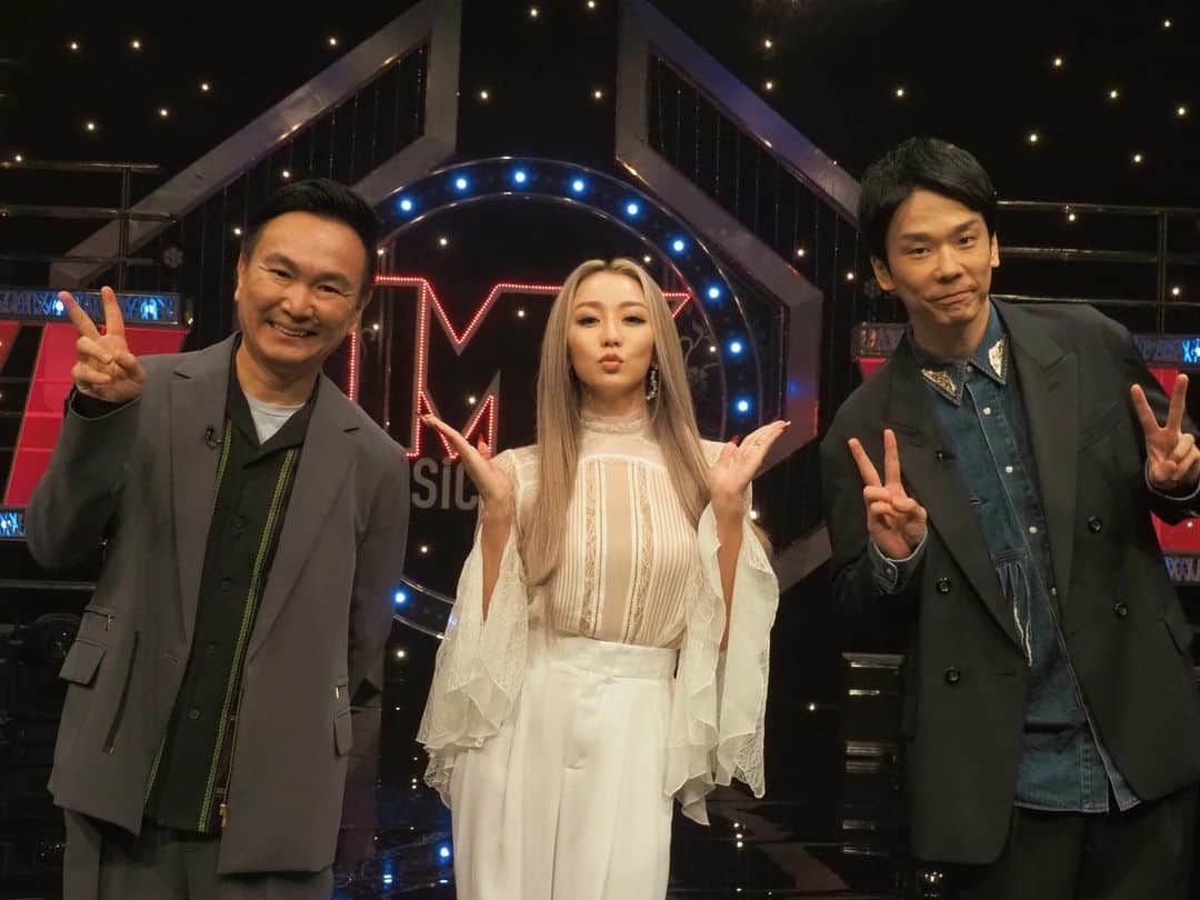 倖田來未のインスタグラム：「. かまいたちのお二人がMCの音楽番組！ 「ミュージック・カマー」に先日、出演させてもらいました！！！ ⁡ 大好きなかまいたちのお二人と、 やっと！やっと！共演できまして、 めちゃめちゃ嬉しかったですーー😭 あっという間でした、、 ⁡ 放送中は、なんというか 緊張で早口になってしまい、、 愛情の押し付けをしてしまいました、、大反省です、、笑笑 ⁡ お二人さん申し訳なかったですー😭 またぜひ機会があれば、呼んでください！ アシスタントしますのでー笑笑 椅子、同じやつ用意お願いします！笑笑  ⁡ 見逃し配信中なので、見れなかった方はぜひ！ いや、無料で見れますので、絶対見て！笑 椅子のくだりは、マヂで必見です爆笑🤣  ⁡ #kodakumi #倖田來未」