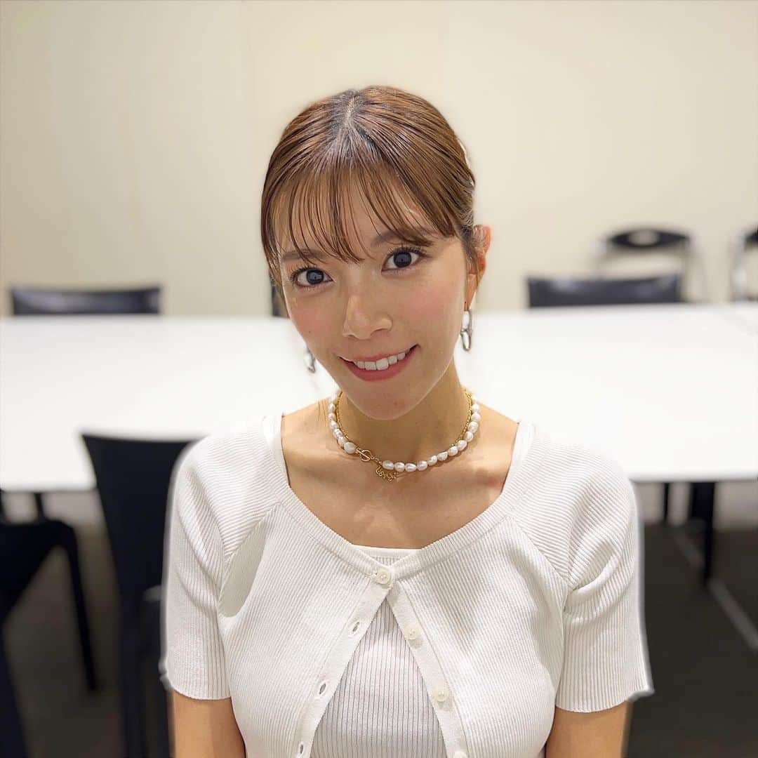 三谷紬のインスタグラム：「🤍👀 今日メイクしてアナウンス部に戻ったら 萩野さんが素敵♡と言ってくれて🥲 嬉しくてルンルンでした笑 実は前髪が伸びてしまって メイクさんがシースルーバングにして下ったのです。 お化粧もいつもとアイラインの入れ方や ラメの使い方を変えました🥺 睫毛パーマも調子がいいです🎵♡やってよかった。 なにより変化に気づいてもらえるのありがたすぎる！！ 前髪切るか迷っています…… 今日も倍速ニュースをご覧いただき ありがとうございました😊 * #倍速ニュース#abema#abematv#abemanews#アベマ#メイク#今日のメイク#makeup#todayslook#todaysmakeup#ヘアメイク#hairmakeover#ヘアスタイル#シースルーバング#前髪#テレビ朝日#アナウンサー#三谷紬」