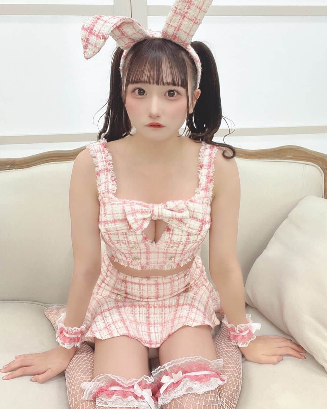 夢実あすかのインスタグラム：「バニーガール？🐰💭  ．  ． この生地かわいい( ᵒ̴̶̷̤ ᵒ̴̶̷̤ )  ．  ． 今夜22:30からこちらのうさちゃんオンラインチェキ販売開始です‪‪❤スタジオひかりよくて盛れたあ🤤色んな感じで撮りました‪ 🤫‪‪❤︎‬無くなる前にすぐぽちぽちしてね🥹🥹🥹コメントもいっぱいかかせて🤤月見バーガーは食べましたか？！！  ． #japaneseidol #japanesegirl #idol #instagood #instalike #selca #followforfollowback #selfie #today #ootd #dailylook #instafashion #followme  #makeup #今日のコーデ  #アイドル  #ミニスカート #うさぎコス #アイドルメイク #被写体 #高めツインテール #コスプレ #コスプレ女子 #オフショル #いいね返し #自撮り #自撮り女子 #自撮り界隈 #推してください #ツインテール」