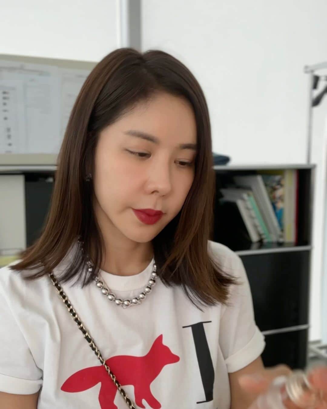 キム・ジュニのインスタグラム：「미스트는 끈적여서 못쓰셨던 분들! 우리 콜라겐워터에센스는 다르죠?!! 받아보신 분들이 극찬해주시는 녀석을 1+1 최대 혜택으로 만나보실수 있는 마지막 찬스! 내일이면 마감되니까 아직 탑승안하셨다면 얼른 막차 올라타세요! 오후2시이전 주문 당일배송이고 내일이면 혜택가 마감되어 정상가로 올라갑니다!!  미스트가 아니에요! 콜라겐워터에센스!! 비건 리얼콜라겐이 정제수 대신 75%이상 들어있고 히알루론산/차가추출물등 피부의 탄력과 보습,미백을 위한 모든 성분이 가득 든 영양가득 콜라겐워터에센스! 꼭 써보시고 이 놀라운 효능을 꼭! 느껴보시길요!!  강력추천!!! 진짜 미쳐요!!!  #베이스킨 @beiskin_official  #베이스킨홈페이지에서구매가능」