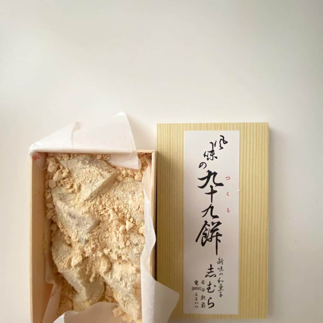 渡辺有子のインスタグラム：「母が買ってきてくれた志むらの『九十九餅』 目白まで行くなんて、母の食いしん坊欲もまだまだ健在で安心☺️  こし餡好きの息子には薯蕷饅頭を買ってきてくれた。小さくてまん丸でかわいい薯蕷饅頭なんだけど一箱（8個）1人で食べちゃう息子もなかなかやるわね💦」