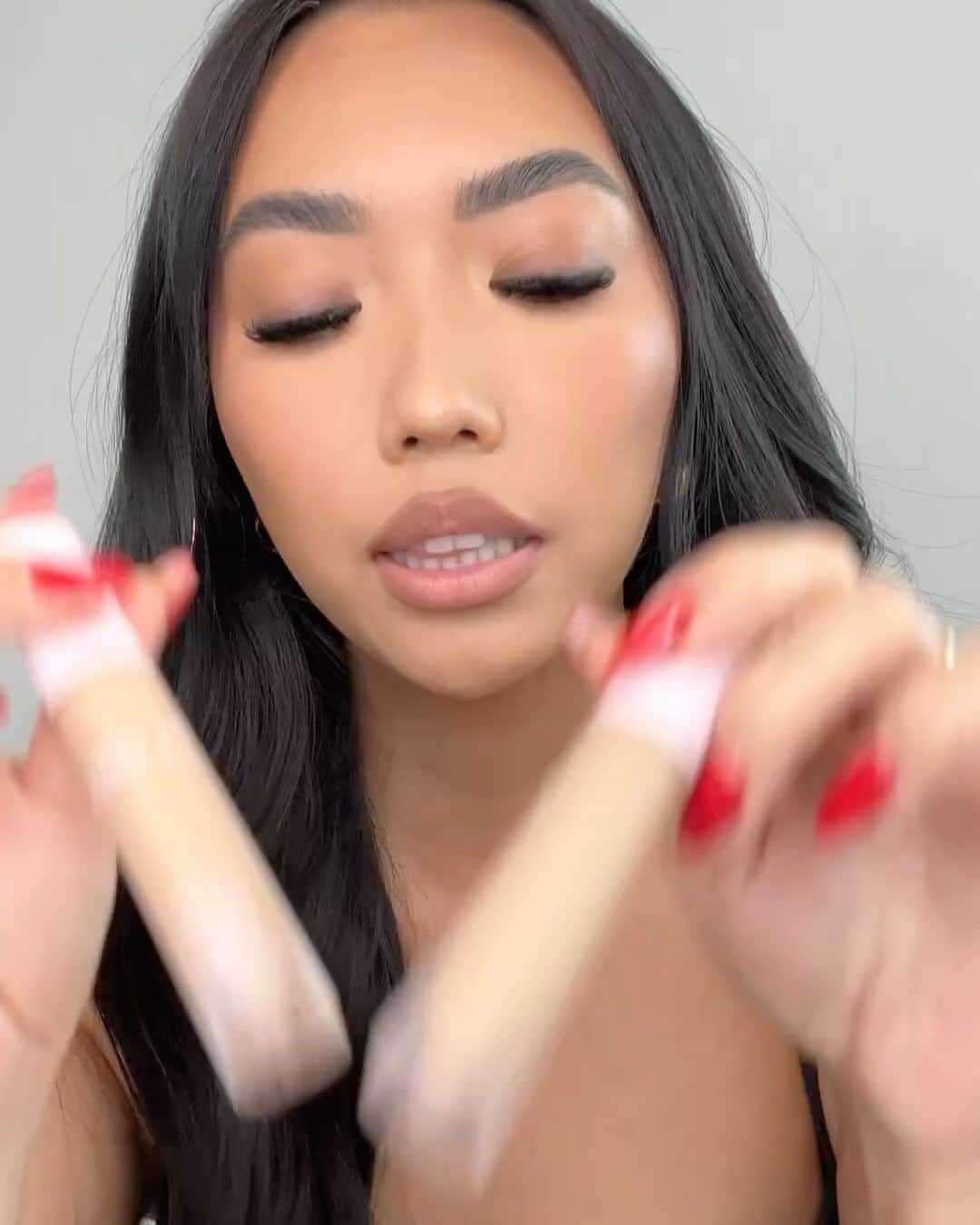 カイリー・ジェンナーのインスタグラム：「thank you guys for the love on my power plush longwear concealer 🤍 this product was 3 years in the making and I’m so excited it’s finally here! Your new creamy, weightless, hydrating concealer launches in 2 days! 40 perfect shades coming September 27th @kyliecosmetics」