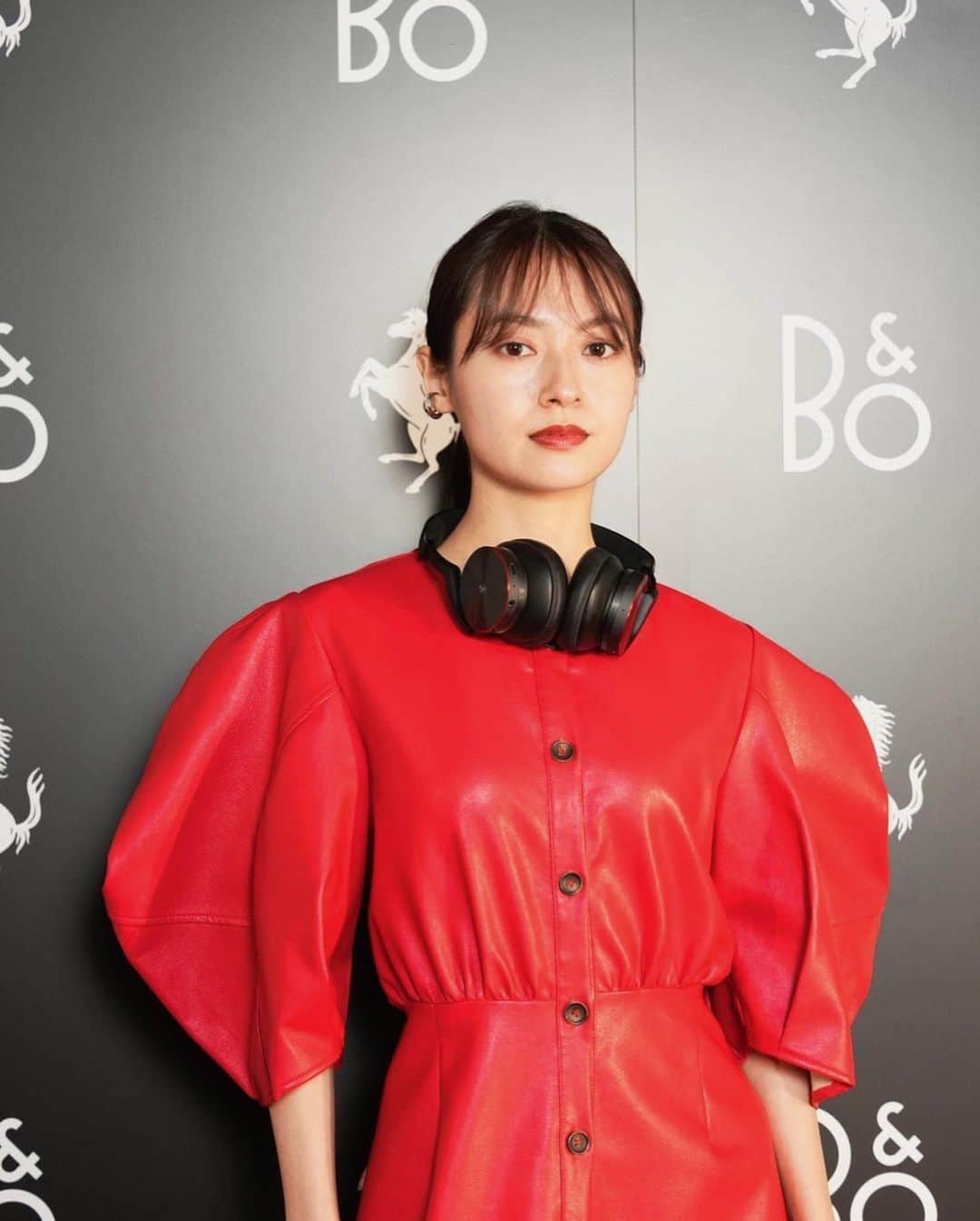 田辺桃子のインスタグラム：「Bang & Olufsen × Ferrari  Capsule Collection ⁡ @bangolufsen_japan @bangolufsen と @scuderiaferrari の美しさと重厚感が掛け合わさって、  1種のアート作品のような素晴らしいコラボレーションです ⁡ オーディオ×車　と想像すると異色な組み合わせだなと思いましたが、『音』との深い繋がりに共通点があるというお話を聞いてなるほど！と、とても興味深く素敵でした、、！ ⁡ ⁡ #BangOlufsenForFerrari #bangolufsenjapan」