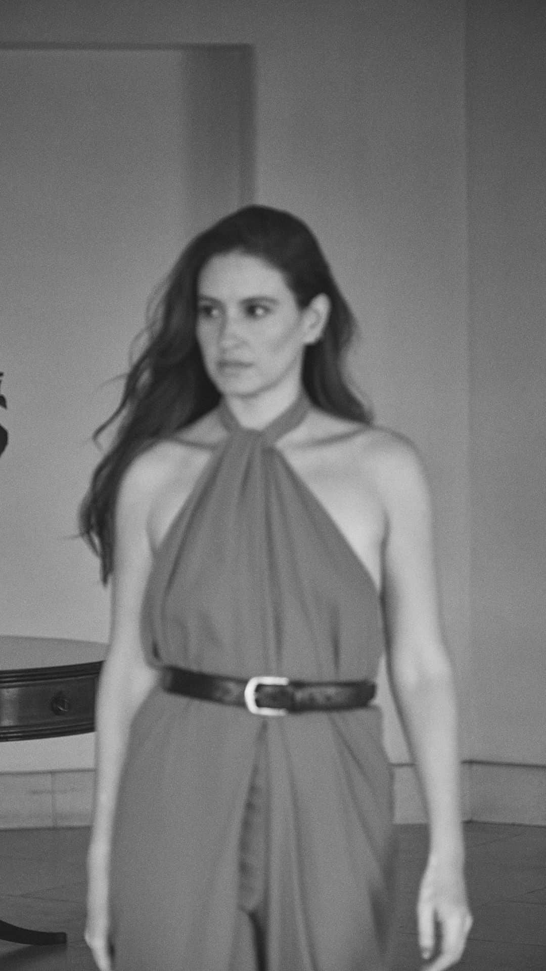 タリアナ・バルガスのインスタグラム：「Dividiéndome pero siempre firme..」