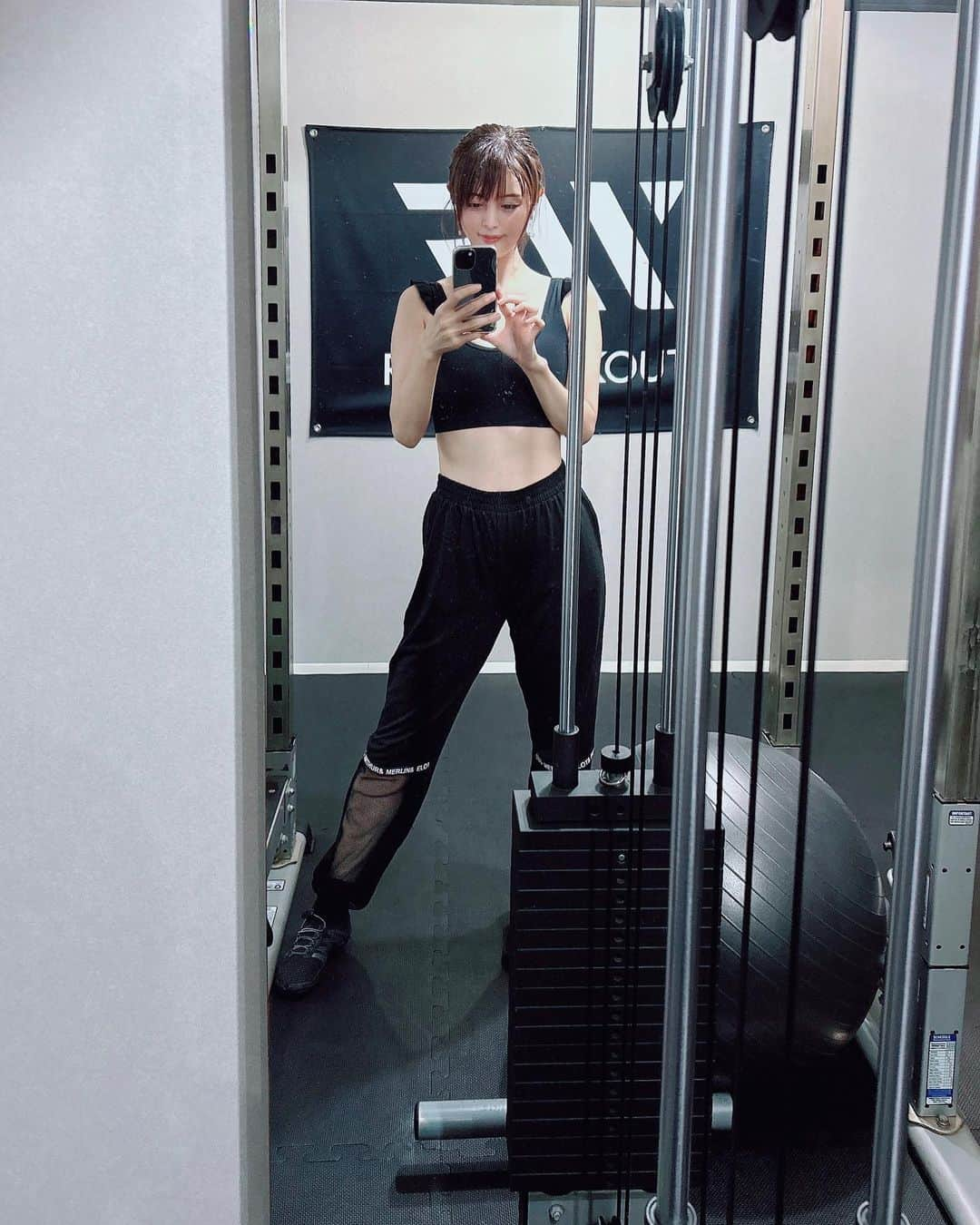 satomiのインスタグラム：「🤍🏋🏻‍♂️🍑 ・ 今日もトレーニング🏋️‍♀️ これからジム頑張るので銀座付近に 沢山出没します🐻⚠️ ・ 一緒にトレーニングしよー！！笑 ・ 今日もお尻内腿頑張った☺️ ・ 🏋️‍♀️→ @ryuji.rw  📍→@realworkout_ginza ・ #realworkoutginza #realworkout #銀座パーソナルジム #銀座ジム #パーソナル女子 #ヒップアップ #もも尻 #gym #fitness #トレーニング #ワークアウト #ダイエット #筋肉 #美意識 #REALWORKOUT銀座 #パーソナルトレーニング #トレーニング女子  #銀座ジム #筋トレ女子 #workout #バランスボール」