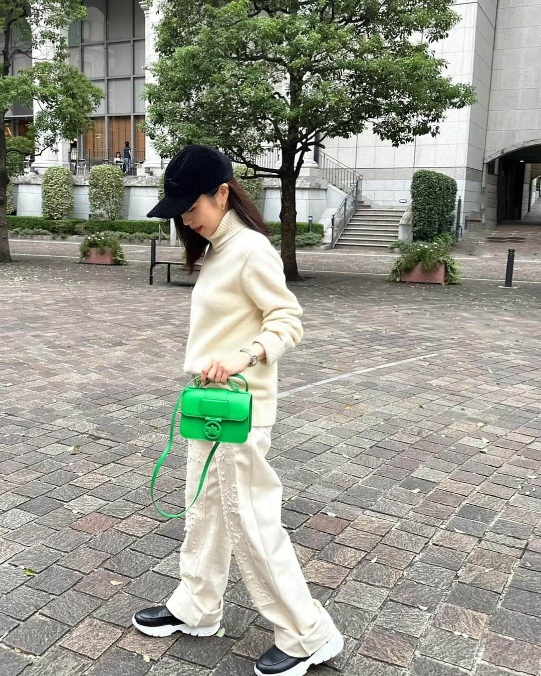 mizukiさんのインスタグラム写真 - (mizukiInstagram)「ロンシャン @longchamp の新作ボックス-トロットはちょうどいいサイズ感、そして肌に馴染んでくれるような質感👜 デザインは女性らしさもありながら、元気になるような彩りのカラーですごく素敵☺️ ㅤㅤㅤㅤㅤㅤㅤㅤㅤㅤㅤㅤㅤ 競馬場からインスピレーションを得たそうでその世界観がほんとに素敵だなぁと🏇✨ 鮮やかなグリーンボディのバッグを持った写真は競馬場をイメージしてコーディネートしてみました🤭💚 ㅤㅤㅤㅤㅤㅤㅤㅤㅤㅤㅤㅤㅤ #LongchampBoxTrot #LongchampFW23 #ロンシャン #pr」9月25日 21時22分 - mizukidrop