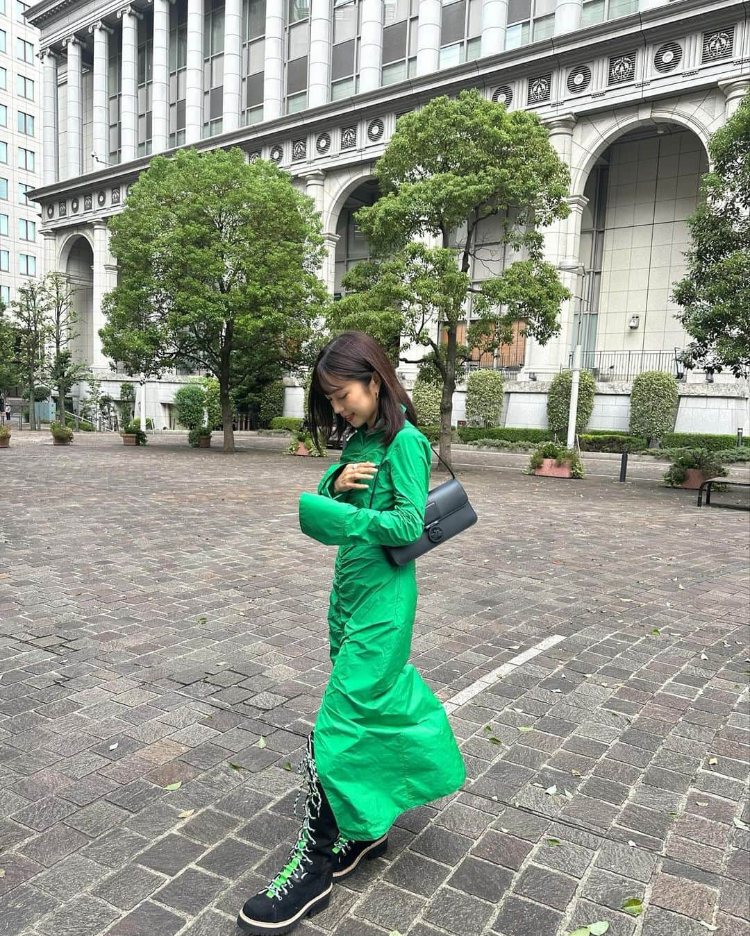 mizukiさんのインスタグラム写真 - (mizukiInstagram)「ロンシャン @longchamp の新作ボックス-トロットはちょうどいいサイズ感、そして肌に馴染んでくれるような質感👜 デザインは女性らしさもありながら、元気になるような彩りのカラーですごく素敵☺️ ㅤㅤㅤㅤㅤㅤㅤㅤㅤㅤㅤㅤㅤ 競馬場からインスピレーションを得たそうでその世界観がほんとに素敵だなぁと🏇✨ 鮮やかなグリーンボディのバッグを持った写真は競馬場をイメージしてコーディネートしてみました🤭💚 ㅤㅤㅤㅤㅤㅤㅤㅤㅤㅤㅤㅤㅤ #LongchampBoxTrot #LongchampFW23 #ロンシャン #pr」9月25日 21時22分 - mizukidrop