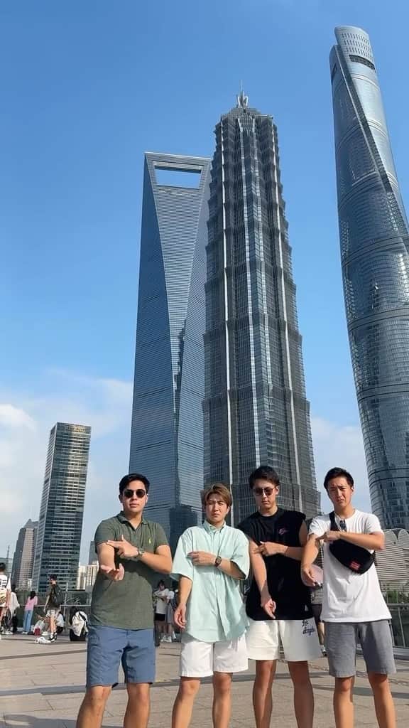 大塚稜馬のインスタグラム：「Pargoy di Shanghai 😂 wkwkwkwk  Btw, new vlog is up! Kita seharian explore dan kulineran di Shanghai! Kota ini bagus bgt beneran, mindblown!! Durasinya 37 menit biar pada puas 😂 GASS NONTONN!!」