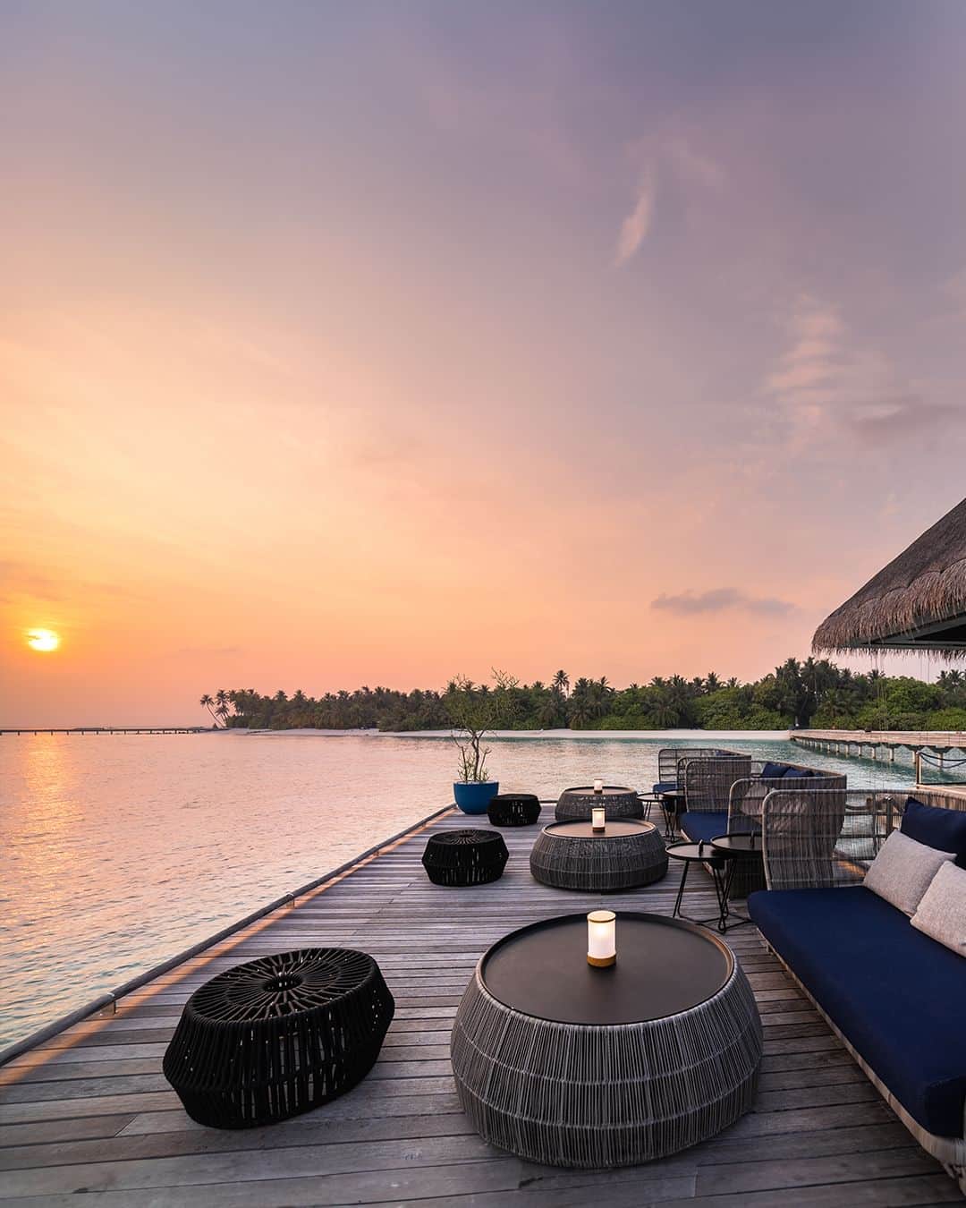 Velaa Private Islandのインスタグラム：「Let the gentle breeze caress your cheek as you take in the last glowing moments with a glass of Champagne at Cru Bar. #VelaaMoments #VelaaPrivateIsland」