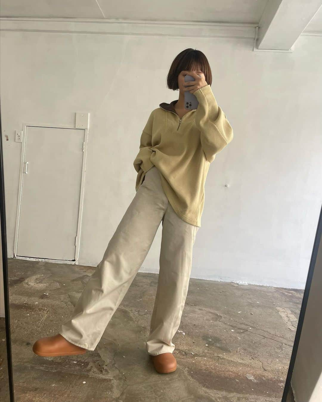 藤沢麻衣のインスタグラム：「オンラインでも秋服動き出しました。昨年も人気だったジップつきワッフルトップスが人気です〜！全4色あって私は圧倒的にレモン×ブラウンがすきです🍋バイカラーの配色たくさん悩んだ思い出。あと内側は生地違いで細いリブになってるの、可愛いよたまらん ⠀ チノパンはホワイトSサイズを合わせてます、絶妙なコクーンシルエットがこだわりなのです。ポップアップイベントではこの辺のアイテムもご試着可能となっておりますので、ぜひ遊びにきてね〜🏁 ⠀ ボブにしてからコーラル系のメイクがなんとなく気分👩‍🦳スナイデルビューティーのこのリップ、キャラメルを溶かしたような絶妙カラーで本当にお気に入りです。まぶたにはおっきめラメを仕上げにのせてます。髪が短いのでどうやって抜け感出すかを試行錯誤している毎日です ⠀ 以上となります✍️  🥚🥜🥚🥜🥚🥜🥚🥜⠀」