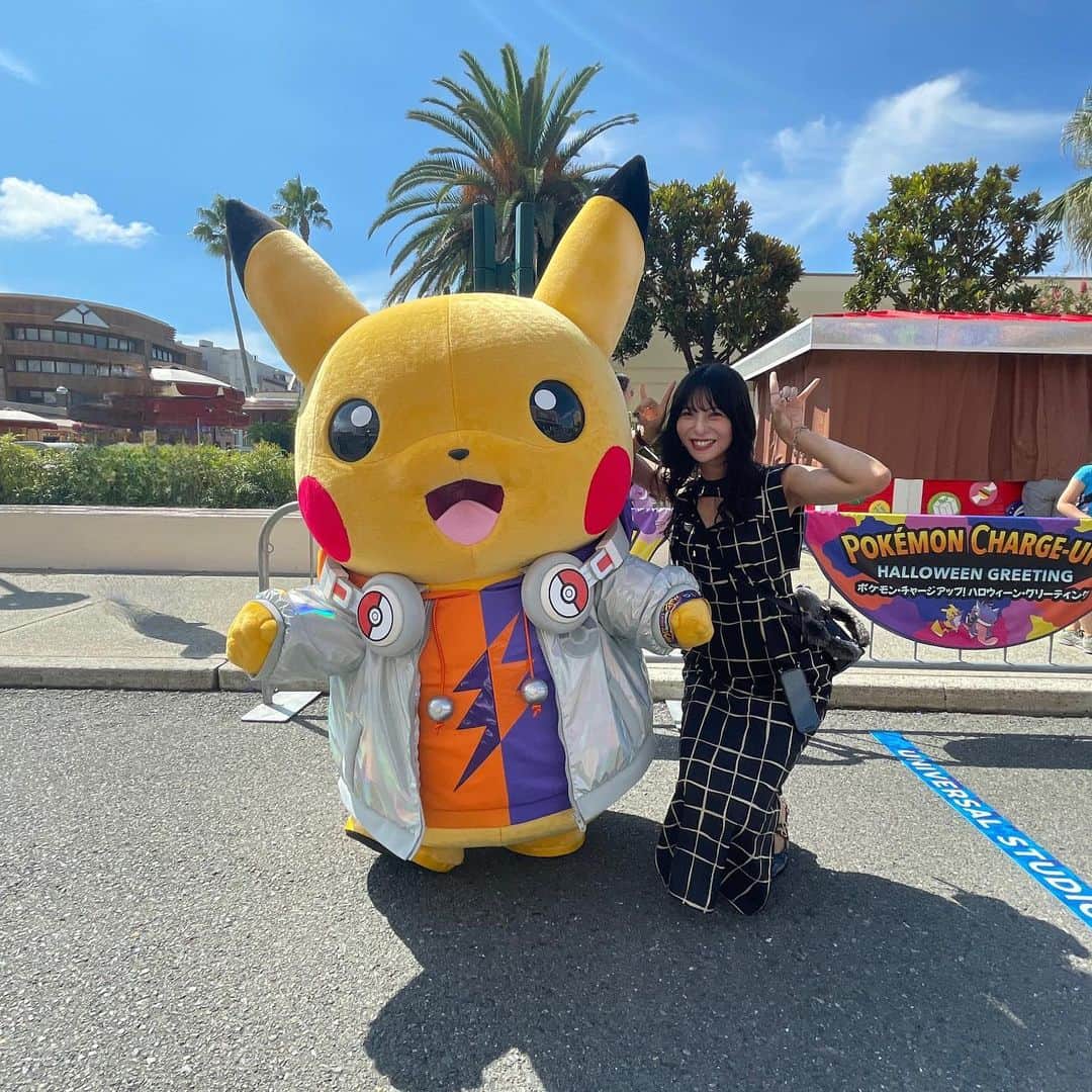 永田レイナのインスタグラム：「推し〜〜〜！！！！⚡️⚡️⚡️ 眩しすぎて目見られなかったし何も言えなかった  #ユニバーサルスタジオジャパン #universalstudiosjapan  #pokemon #ポケモン #ピカチュウ #pikachu  #pokemonchargeuphalloweengreeting」