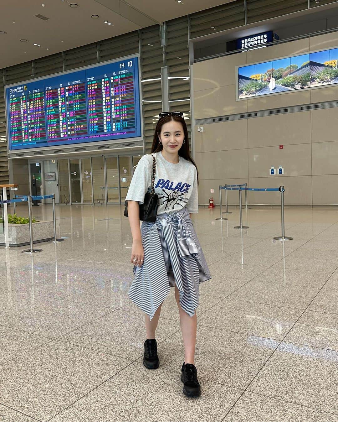 三條場夏海のインスタグラム：「. とあるお仕事で韓国に行ってきました🇰🇷(内容は少しお待ちを♡) 毎回お問い合わせの多い行きの機内コーデはコチラ  機内では体温調節しやすいように 羽織と脱げる服装というのがポイント✌🏾 このセットアップ今年何回着たかな笑  今回乗った飛行機はジンエアー🛬 なんと言ってもコスパが最高だし 韓国旅を気軽にしたい人の味方だよね 私は海外慣れしてるタイプじゃないので、 CAさんが優しく話して下さるのもかなりポイント高いんだよね🎧✨ コロナ禍前の韓国旅行も毎回ジンエアーだった私。  韓国関連の質問超多かったので、 韓国での投稿も徐々にupしていきます！  #韓国出張 #ジンエアー #NEWT #PR #機内コーデ」