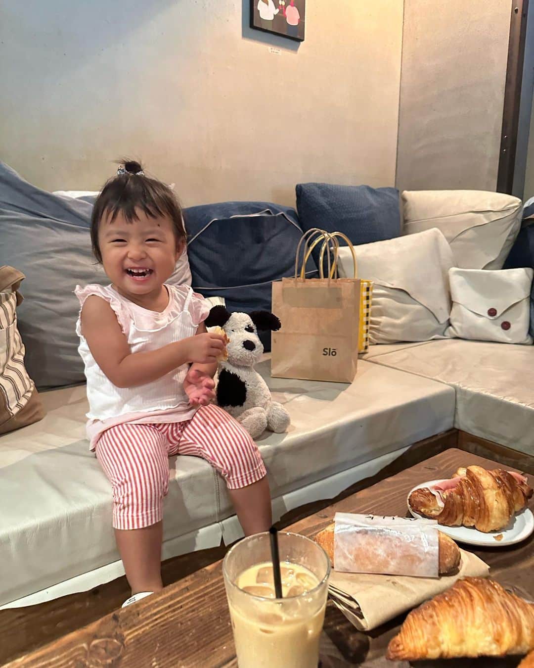 AYAさんのインスタグラム写真 - (AYAInstagram)「_ 誰も教えてないのにめっちゃ ✌🏽の仕方がギャルな1歳児  この日は🍞いっぱい買って朝活 ハードパン🥖も自分で噛みちぎって 食べられるようになったなぁ🤭 でもやっぱり一番大好きなのは クロワッサン🥐です  音楽が聞こえるといつもノリノリな Movieはストーリーで めっちゃ好評やったので投稿にも❤️‍🔥 食べてる時やから立ったりしいひんけど 家の中とか動いて良い場所やったら 踊ったりするお調子者です💃  保育園の体操もすぐ覚えて 全部やるから感心する 子どもの力ってほんますごいな〜  #詩珠diary」9月25日 21時27分 - a.y.hana_12o6