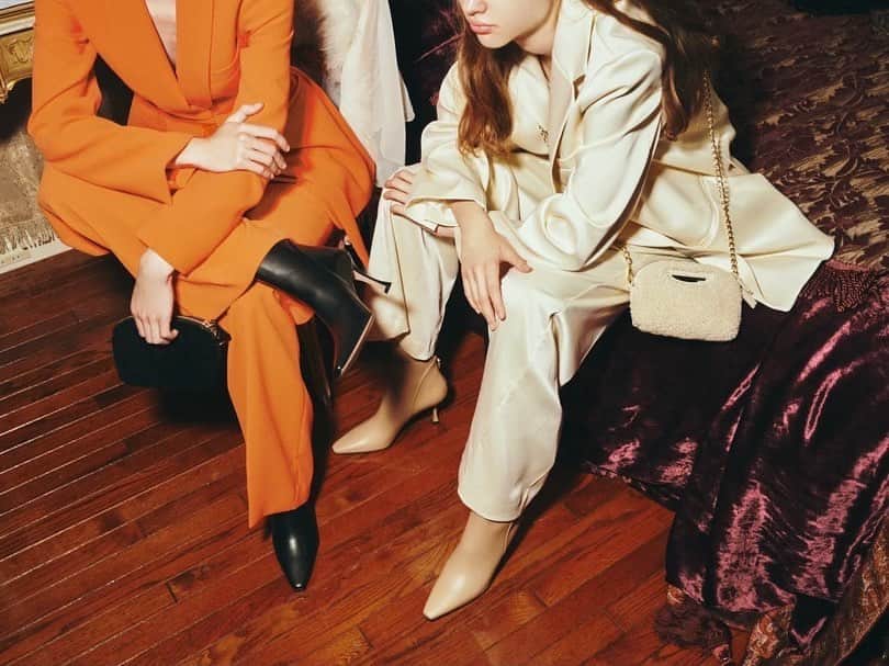 のインスタグラム：「Autumn Mood Shoes & Bag  秋の装いをエレガントに昇華するシューズやバッグ。　  2023年秋冬コレクションで初登場となる “ANELLI REVERSE PICO（アネッリ リバース ピコ）”は、柔らかな温もりを感じるムートン素材と丸みのある愛らしいフォルムが調和した新作のバッグです。  アクセサリー感覚で楽しめる小ぶりなサイズ感は、 日常に溶け込みながらもリズミカルなムードを纏います。  #pellico #italy #shoes」
