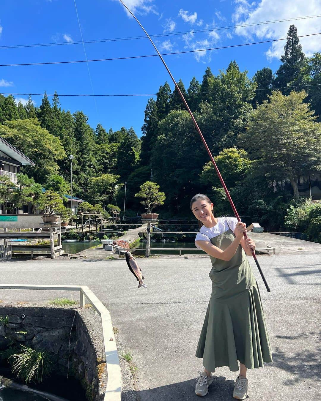 橋本マナミさんのインスタグラム写真 - (橋本マナミInstagram)「山形では、新山のマス釣りにも行きました🥰 マスがたっくさん釣れて、釣ったマスを調理してくれてお店で食べられます🐟 塩焼きと味噌焼きをいただきました。 息子も普段はお米をあまり食べないのですが、お魚と混ぜたらたくさん食べてくれました😍」9月25日 21時29分 - manami84808