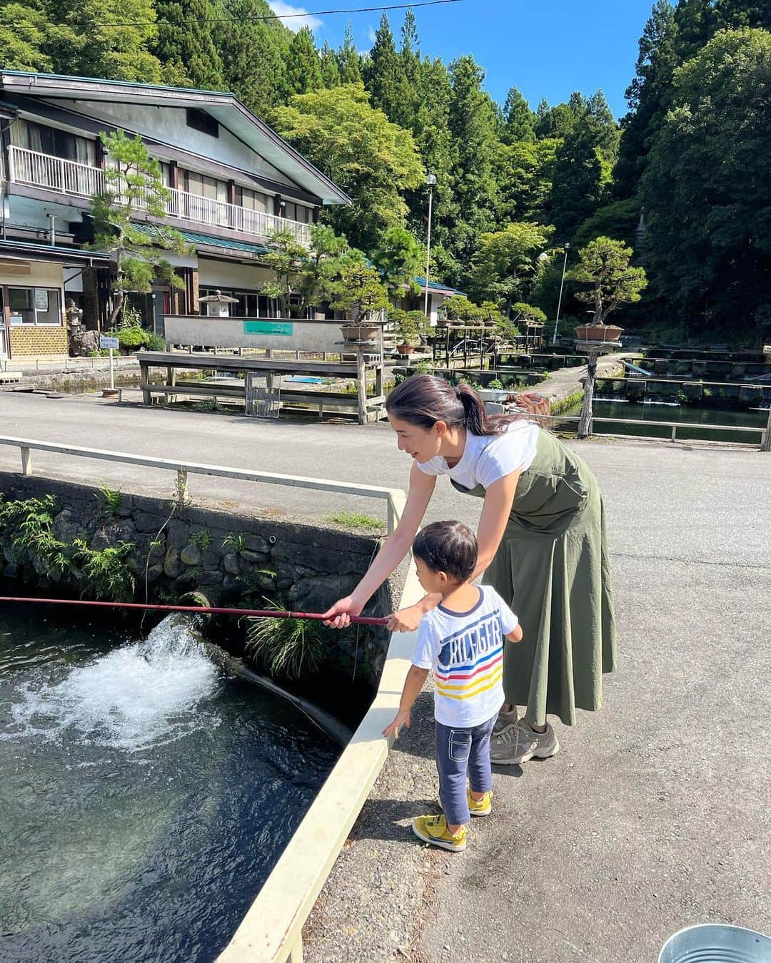 橋本マナミのインスタグラム：「山形では、新山のマス釣りにも行きました🥰 マスがたっくさん釣れて、釣ったマスを調理してくれてお店で食べられます🐟 塩焼きと味噌焼きをいただきました。 息子も普段はお米をあまり食べないのですが、お魚と混ぜたらたくさん食べてくれました😍」