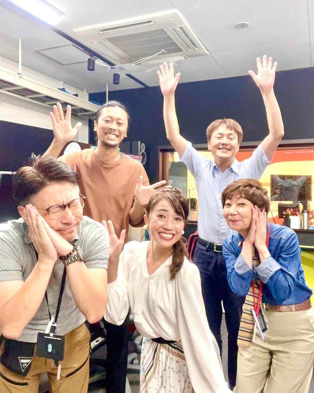 永倉由季さんのインスタグラム写真 - (永倉由季Instagram)「. . 【選挙特番のウラ側】 　　　　　 昨日の夜10時から 今日の深夜3時までの5時間 　　　　　　　　　　　　 『東大阪市長・市議会議員選挙』 開票速報の生放送をさせて頂きました。 　 　　 #備忘録　 　　 　　　　　　　 定数38人に対し 候補者が57人という激戦など 関西では大注目の選挙でした。 　　 　　　　　 5時間ひたすら テレビモニターを見ながら 　 　　　　　　 ぜーったいに読み間違えないよう 3人＋57人の候補者名と票数を読みあげ 　 　　　　　　　 スタッフさん方と連携しながら 正確に迅速に 伝えてゆきます。 　 　 　　　　 実は放送のウラ側では スタッフさん方はバッタバタ。 　 　　 名前や票数、数字の確認作業 放送時間の管理 　　 中継をつないで臨機応変に 動いています。 　 　　　　 東大阪のJ:COMさんチームと 「開票速報番組」をするのは今回で3回目。 　　　　 　　　　　　 どんな事があろうと お互いの信頼関係が 盤石のチームなのです✨ 　 　　　　 それに根っこがあったかくて 居心地の良いスタッフさんばかり。安心☺️ 　 　　　　　　　　 東大阪に携わらせて頂いてから 12年。 　 　　 長いお付き合いがありがたい。 　　　　　　　 (5人のスタッフさんが先に帰られたので 残りの皆さんと記念に♡) 　　 ________________________ 　 　　　　　　　　　 「選挙番組」が面白いというと 真剣な候補者の方々には 失礼になるかもしれませんが 　 　　　　　　　　　　　　 候補者の活動の様子や本質 　　　　　　　　 まちをつくってゆく 議員の方々の誕生に触れることができる 　　　　　　　　 面白いお仕事です。 　　 　　 　　 最後に… 　　　　　　 アプリで見てくれてた 友人たちが 写真を色々送ってくれた。 　　　　 (目の下のクマがない写真を コメント欄に載せとこ😆) . . #東大阪 #東大阪市  #選挙  #開票速報 #jcom  ⁡ . ⁡ ▶︎アメブロ更新　↓プロフリンクから　　　　　　　　　　　　　　　@yuki_nagakura67 ⁡ ✼••┈┈┈┈┈┈┈┈┈┈┈┈┈┈┈┈••✼  　　　　　 ▶︎アナウンサー・プライベート用Instagram @yuki_nagakura67 ⁡ ▶︎ブランディング用/魅せ方・伝え方・オススメ @yuki_nagakura_brushup_salon ⁡ ✼••┈┈┈┈┈┈┈┈┈┈┈┈┈┈┈┈••✼ ⁡ ⁡ #永倉由季 #フリーアナウンサー #司会者 #顔タイプ診断 #顔タイプアドバイザー #顔タイプ診断® #アナウンサー #女子アナ#女子アナコーデ  #気軽にフォローしてください ___________________________」9月25日 21時29分 - yuki_nagakura67