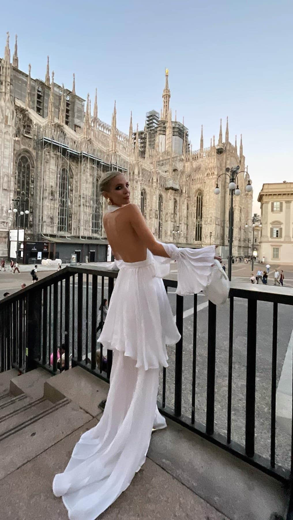 レオニー・ハンネのインスタグラム：「A dreamy Milano moment in between all the craziness of MFW… 🕊️」