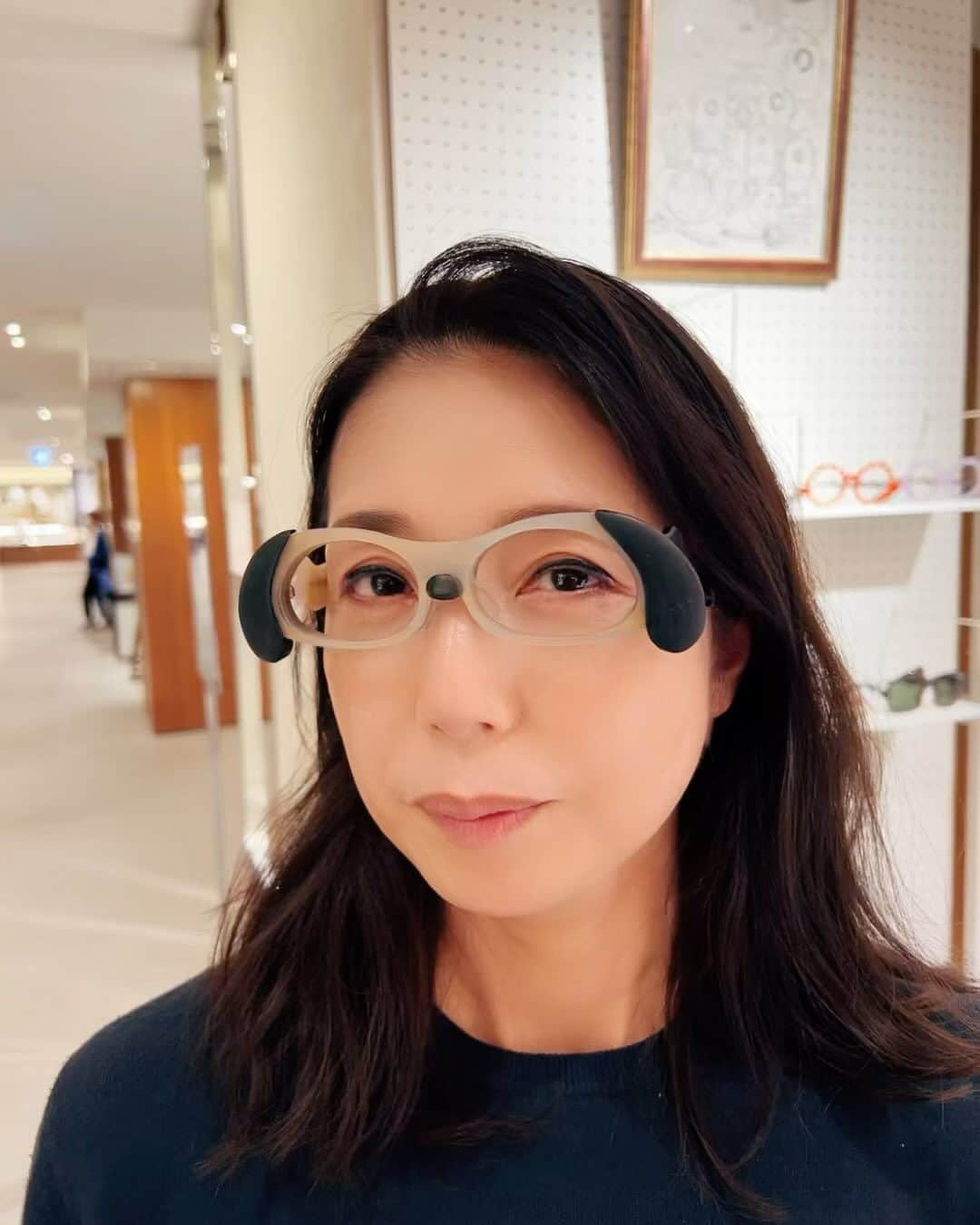 のインスタグラム：「舞台が終わってから寄り道途中にゴールデレトリバー＆ミニチュアダックスフンド👓を見つけました😆  他にもキリン🦒やライオン🦁のフレームなど オーダーで作っていただけるそうです♪」