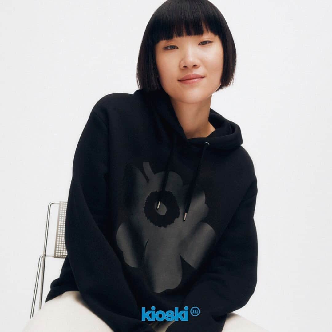 マリメッコのインスタグラム：「Attention all Unikko aficionados! Feast your eyes on the exclusive treat: the all-black Runoja hoodie. It’s a limited edition, so seize the moment and make it yours. 🖤  Shop the edition at marimekko.com. #marimekko #marimekkokioski」