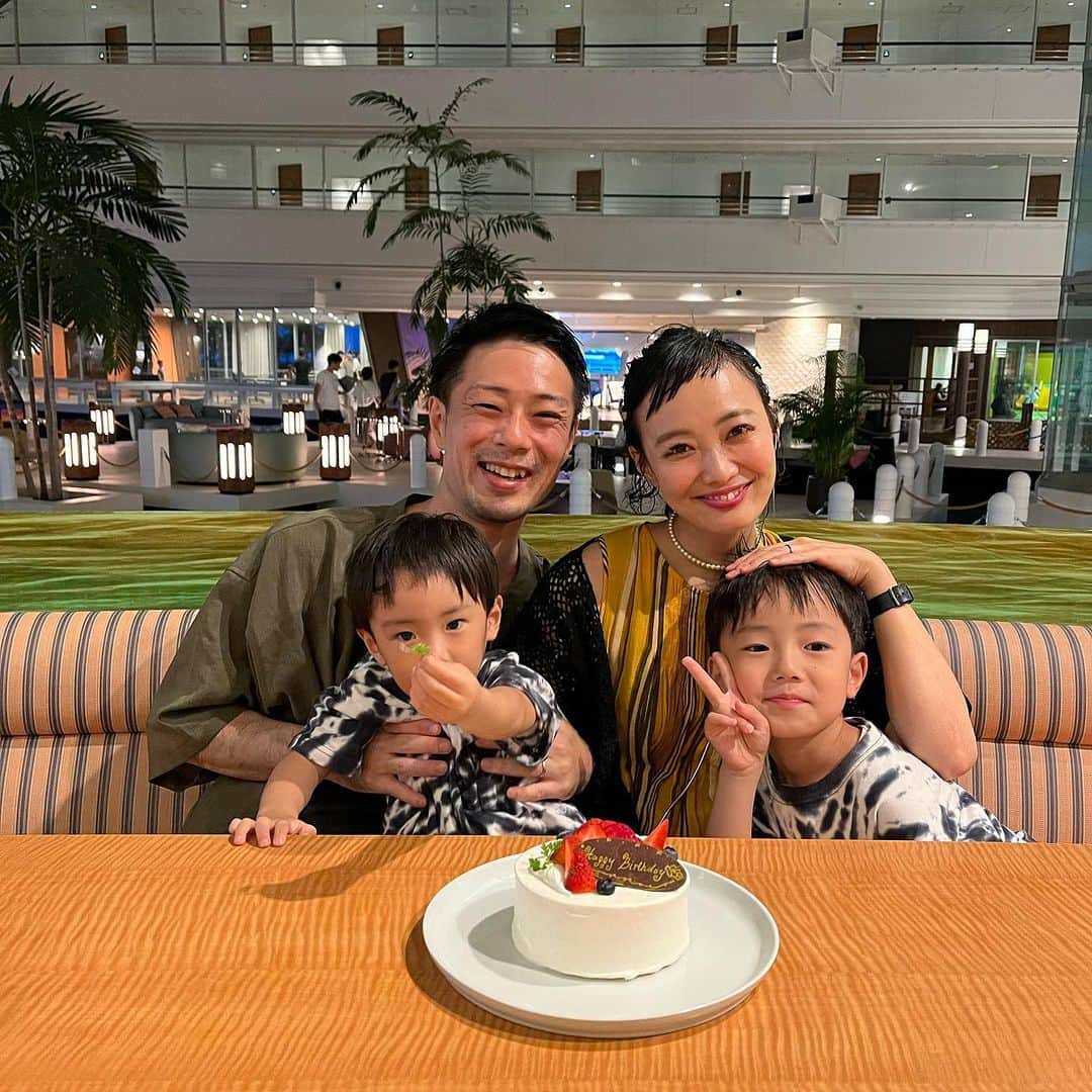 田中真奈美さんのインスタグラム写真 - (田中真奈美Instagram)「40歳のお誕生日を沖縄でお祝いしてもらった日🥰🎂🌺💓(2023/7/17) . 毎年恒例？？ 自分で頼んだサプライズのケーキを今年も忘れて一緒に驚く旦那さんでした😂 . いろいろ面白いの載せておきます💓 沖縄旅行の様子はハイライトにまとめてまーす⬆️✨ . . . #福岡ママ  #沖縄旅行  #福岡美容師  #福岡美容室  #リョータとシュンタ」9月25日 21時32分 - manami717