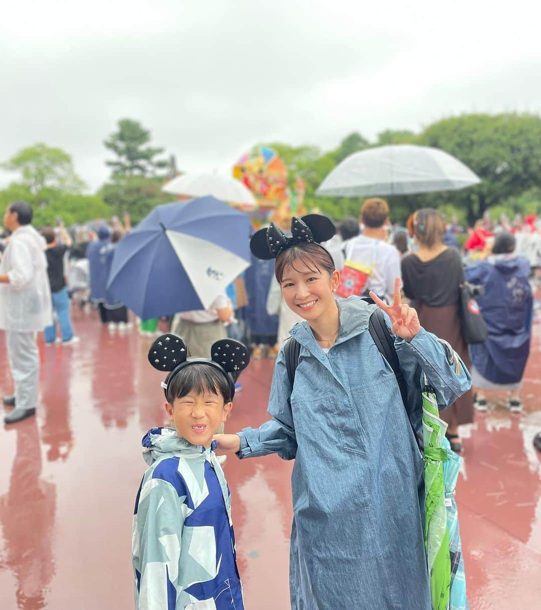 小西ゆりなさんのインスタグラム写真 - (小西ゆりなInstagram)「いつだかの土砂降りディズニーで… 相変わらず変顔しかしない息子と😅 #親子ショット #小学1年生 #男の子ママ #土砂降りディズニー #東京ディズニーランド #なぜ変顔しかしないのか」9月25日 21時43分 - yurina_konishi