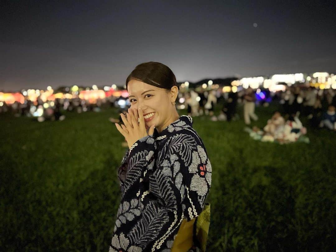 西村まどかのインスタグラム：「滑り込みで浴衣着られましたっ👘 この時期涼しくてぴったりだった〜！  母が昔仕立てた、絞り浴衣。 絞りの生地は、風通しが良くて、 とっても軽くて涼しくて、快適🍃 シワも気にならない☺︎ 良いものを長く大切に着ていきたいな。  自分で着付けたんだけど、 #カルタ結び はシンプルで簡単でおすすめです☀︎  電車×花火、都会ならではの景色でステキだった〜  ㅤㅤㅤㅤㅤㅤㅤㅤㅤㅤㅤㅤ #調布花火 #花火大会  #浴衣 #浴衣女子 #浴衣ヘア  #絞り浴衣 #夏の思い出」