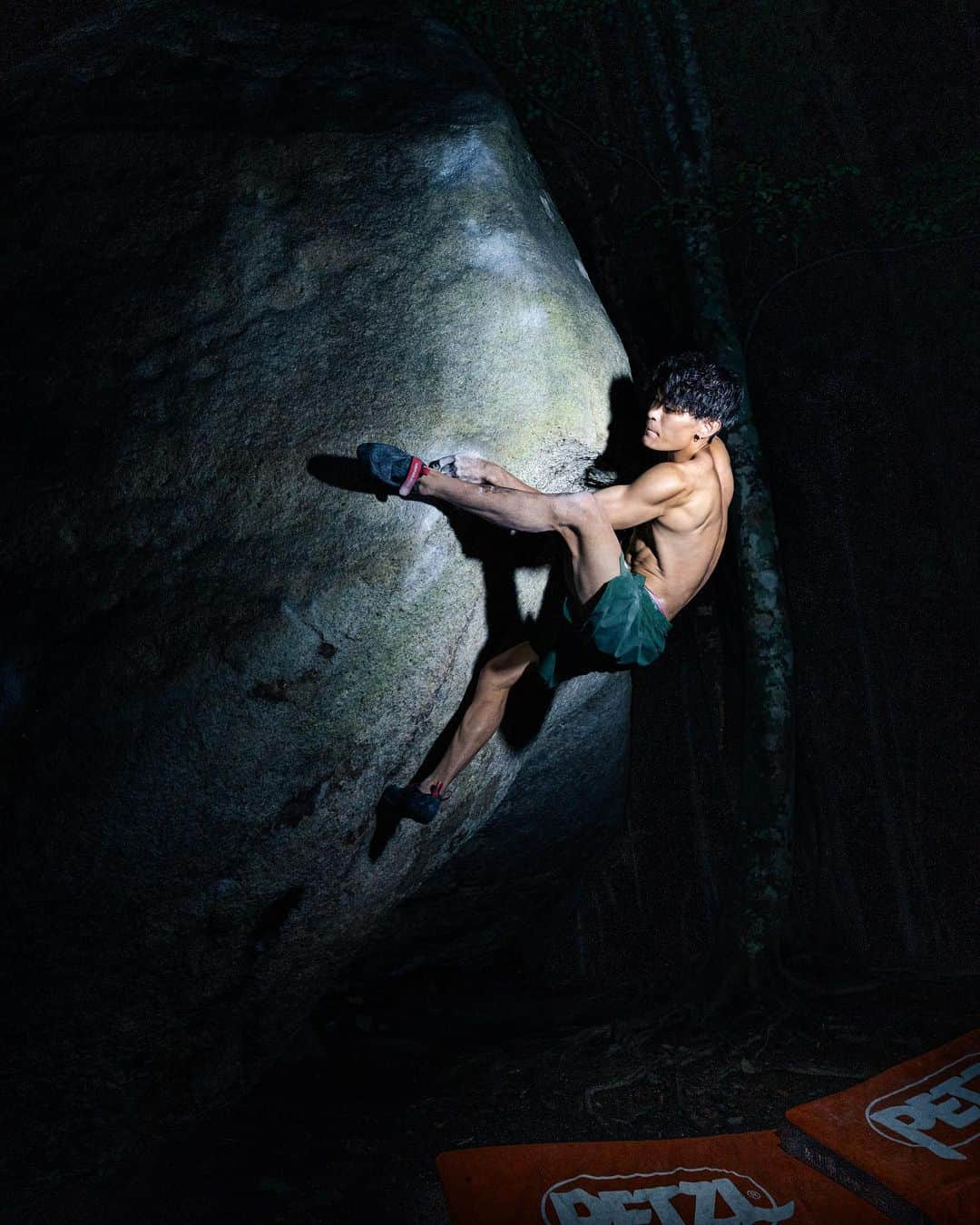 楢崎智亜のインスタグラム：「Rock season has arrived!!🪨🍂 Great condition today so I did “Takakimikura V14” and “Kotobatomono V12”. I want to achieve great rocks this autumn!  岩シーズン到来！🪨🍂 瑞牆にて“高き御蔵” 5段 と”言葉と物” 4段をGET✌🏻 今年は沢山岩で成果出したいです。 動画はYouTubeで公開するのでお楽しみに！  area / Mt,Mizugaki  rock / Takakimikura V14 photo by @yudai__ikeda  —————————————————————————— #アイディホーム @ufit_official_ @norqain_japan @thenorthfacejp #tnfjp #ザノースフェイス#neverstopexploring @unparallelup @frictionlabs @flathold  @wise.official.japan @freiheit_bouldering」