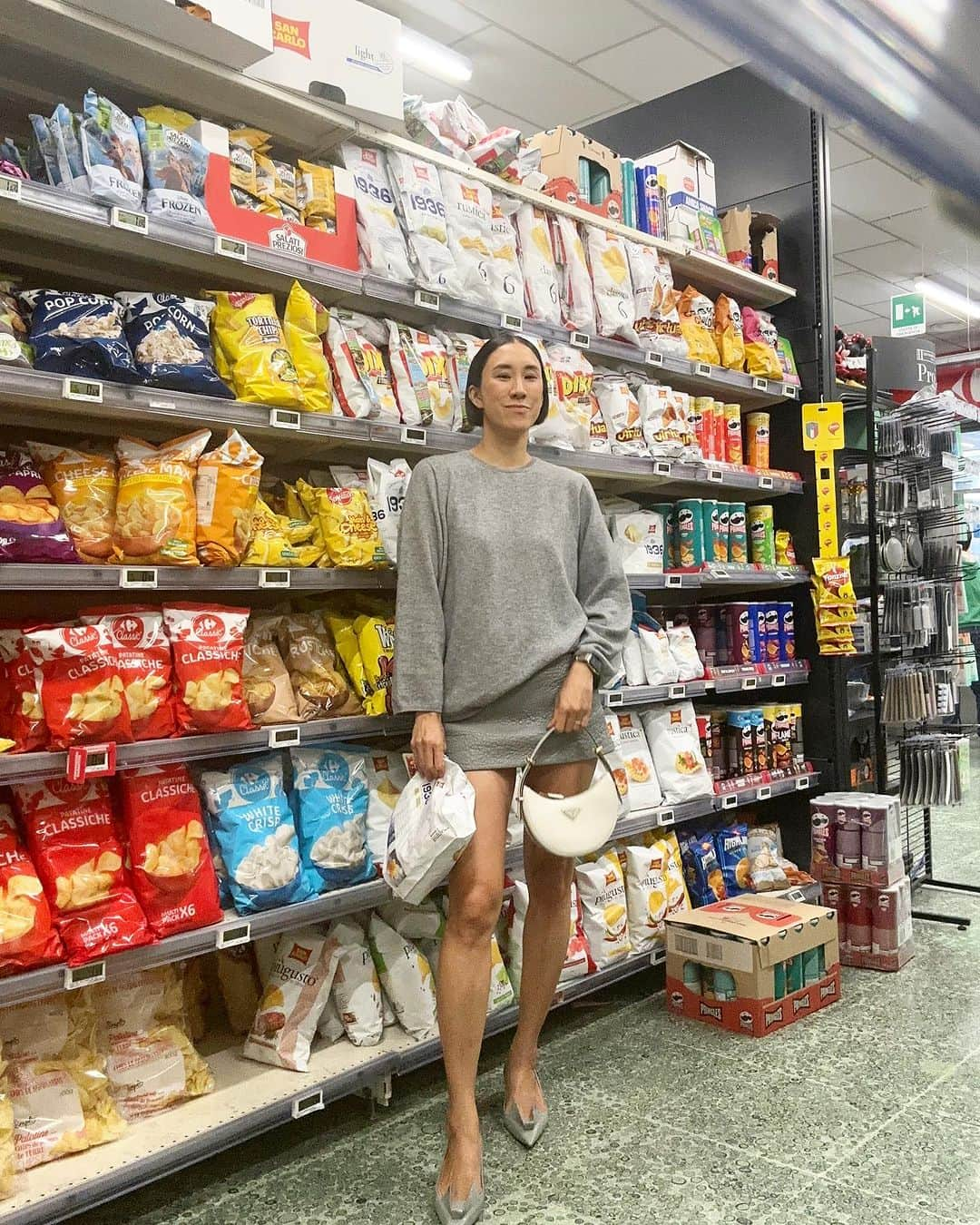 エヴァ・チェンのインスタグラム：「Cleanup in aisle 5!! Supermarket shopping while traveling is one of my favorite pastimes, the most basic things seem extra special when overseas!! Also my parents trained me well to always buy my own fresh fruit for my hotel room 😅」