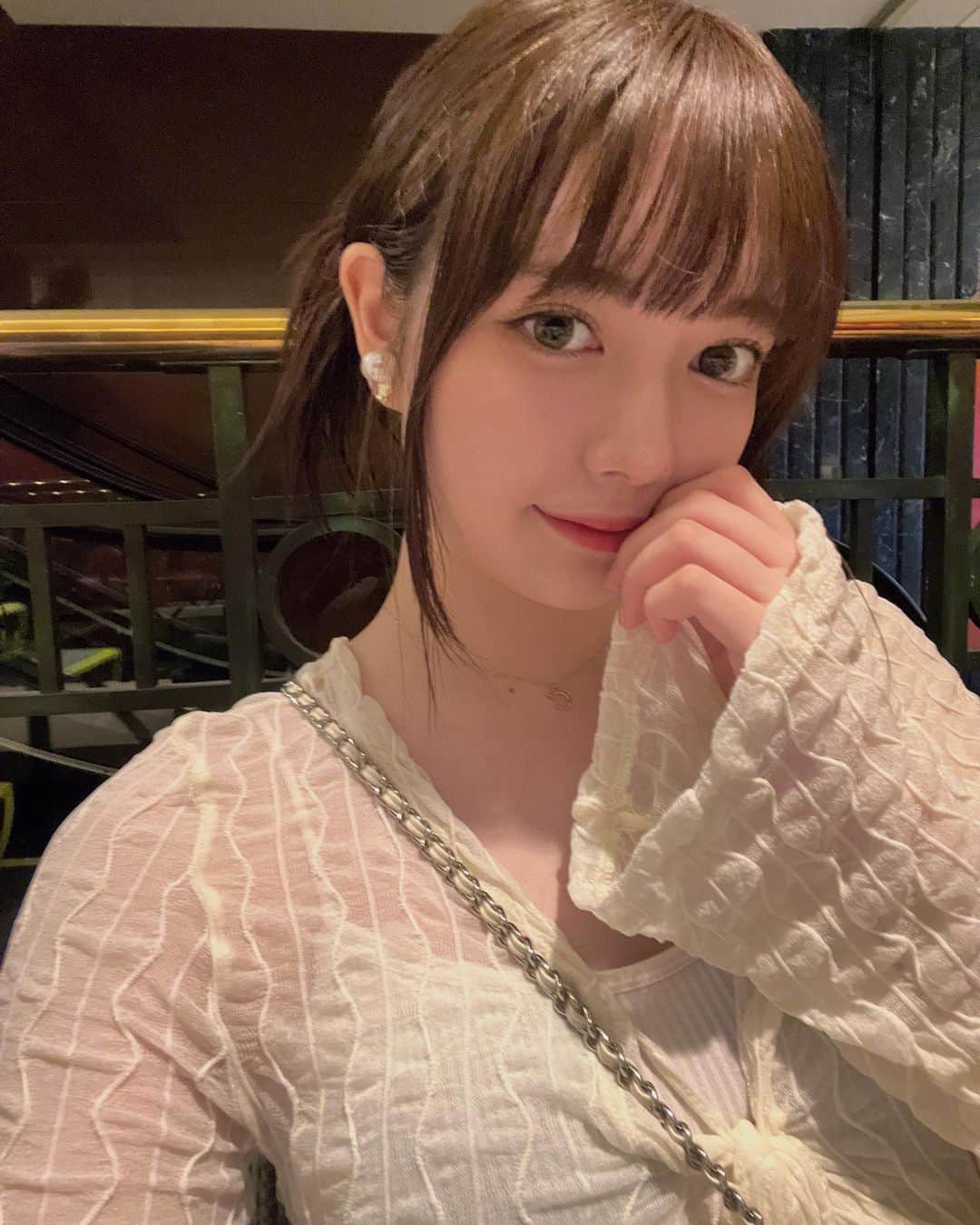 のインスタグラム：「・  自撮り🤍🪽   #06  #06년생  #06line  #jk  #jk2  #sjk  #高校生  #高身長女子  #高身長  #highschoolgirls  #japanesegirl  #自撮り  #17yearsold  #173cm  #174cm  #アップヘア  #ootd  #고등학생  #모델  #일본여자  #일본인  #셀카  #穿搭日常  #自拍  #摄影  #时尚  #高中  #偶像  #model  #whiteoutfit」