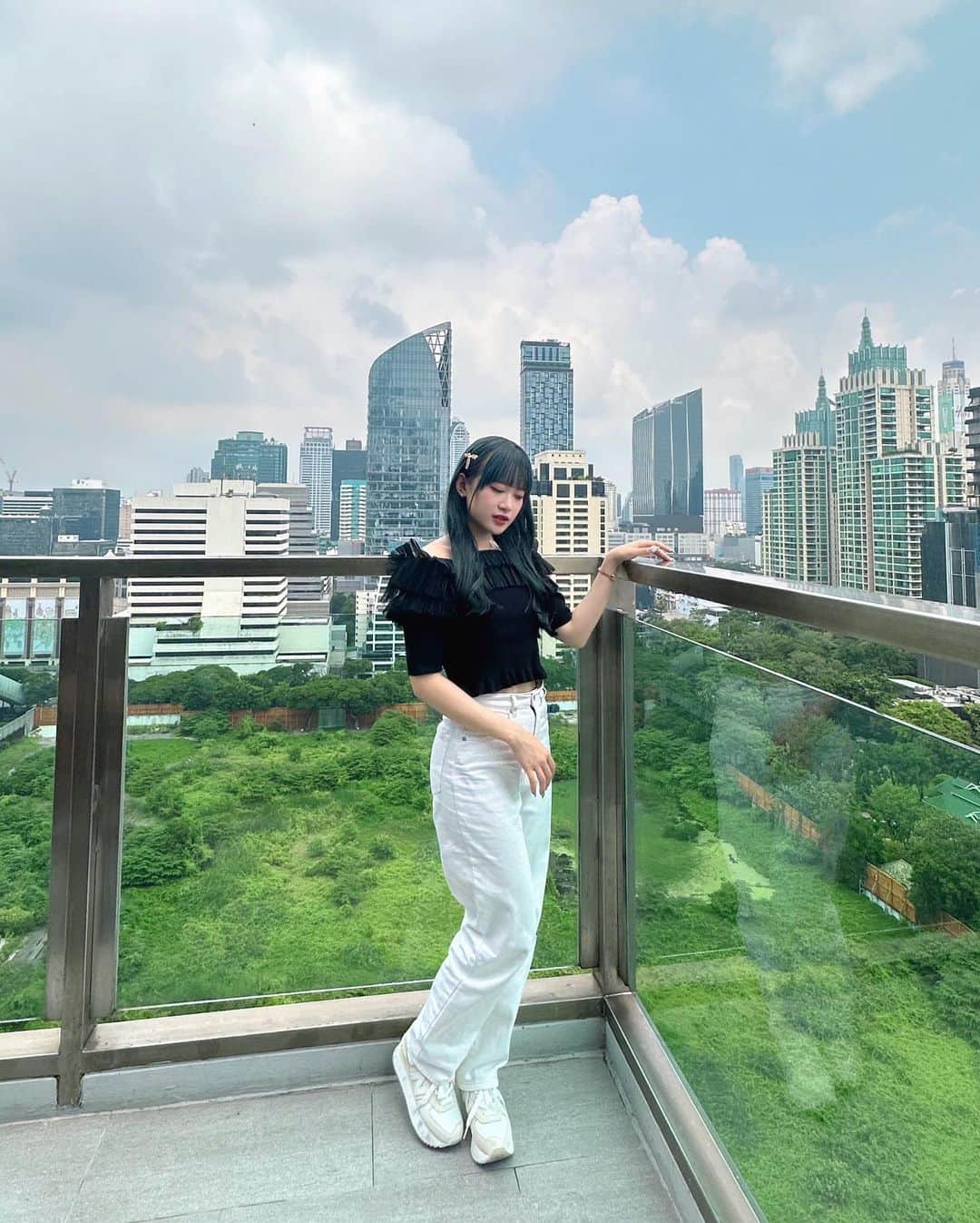 のインスタグラム：「. ♥  素敵なホテルだったの〜！  下で走ってる車がめちゃくちゃカラフルで可愛かった🌈  #BEYOOOOONDS #ハロプロ  #里吉うたの #うーたん  #うーすたぐらむ  #タイ #thailand #バンコク #bangkok #🇹🇭  #sivatelbangkokhotel  ♥」
