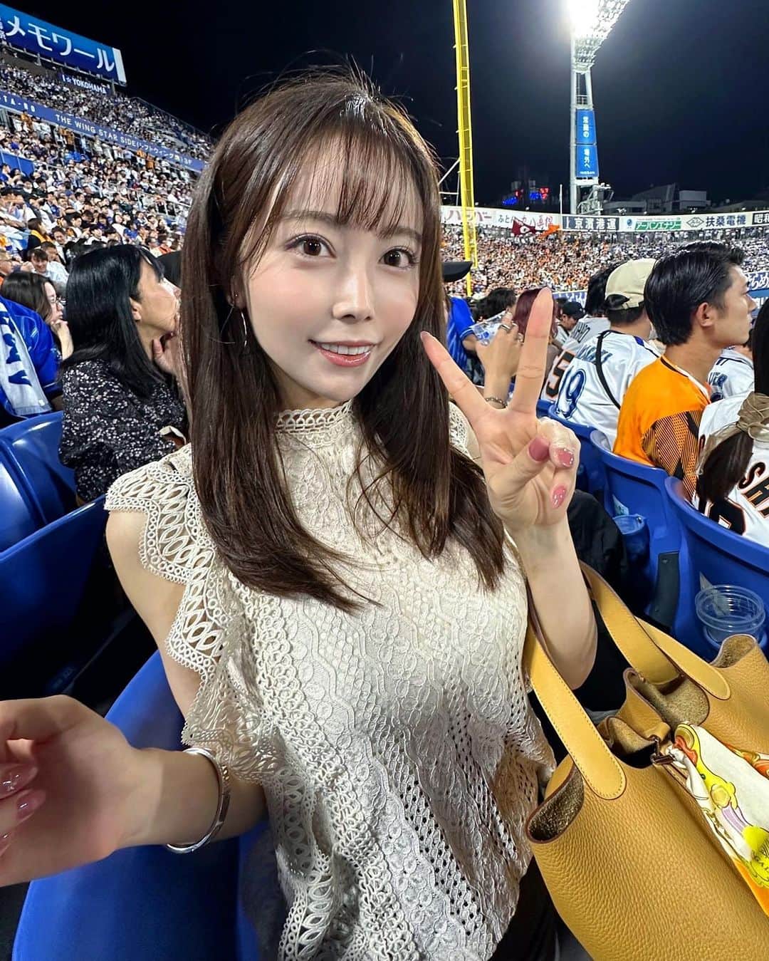 のインスタグラム：「ボートレースを満喫した後は、お友達と野球観戦へ⚾️✨  今年はあと何回行けるかなぁ、、、💭  願わくば、CSでホークス戦に行きたいっ🦅✨  #dena #巨人 #ベイスターズ #ジャイアンツ #野球観戦 #⚾️ #横浜スタジアム #アナウンサー #セントフォース #辻満里奈」