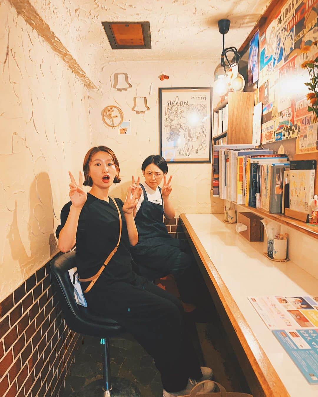 伊藤沙菜さんのインスタグラム写真 - (伊藤沙菜Instagram)「・ FMノースウェーブ『Attractive Hokkaido』で釧路空港周辺エリアから「釧路市」にスポットをあてて、おすすめ情報をお届けしました✈️✨ @northwave825  今回はクラシックな雰囲気の建物にイエローとグリーンがとってもかわいらしい「喫茶ボロンジ」に行って来ました💛☕️💚 @bolounge.coffee  ㅤㅤㅤㅤㅤㅤㅤㅤㅤㅤㅤㅤㅤ お店がある末広町といえば釧路の繁華街ですが個性的な個人店も多い印象です🥹✨ ㅤㅤㅤㅤㅤㅤㅤㅤㅤㅤㅤㅤㅤ まさにボロンジは小林さんの世界観MAXの個性溢れるお店でした🥹✨ ㅤㅤㅤㅤㅤㅤㅤㅤㅤㅤㅤㅤ ㅤㅤㅤㅤㅤㅤㅤㅤㅤㅤㅤㅤㅤ1階と2階があり、カルチャー好きの友達の家に遊びに来たような感覚になります🥹✨ ㅤㅤㅤㅤㅤㅤㅤㅤㅤㅤㅤㅤㅤ ボロンジのロゴはまさかの小林さんご自身でデザインされていたり🙀❤️ 焼き菓子やケーキも小林さんの手作りだったり🙀❤️ （余談だが、名物のナポリタンは焼き菓子をつくれる環境にしたら、スペースがなくなりナポリタン作れなくなってたり🙀❤️爆笑） ㅤㅤㅤㅤㅤㅤㅤㅤㅤㅤㅤㅤㅤ 小林さんの好きのこだわりとユーモアが入り混じる、一歩踏み入れたら釧路の思い出大半ボロンジの記憶かも...ってくらい濃い時間を過ごすことができると思います🥹👍🏻✨ ㅤㅤㅤㅤㅤㅤㅤㅤㅤㅤㅤㅤㅤ また行きます🔥🥹🔥 ㅤㅤㅤㅤㅤㅤㅤㅤㅤㅤㅤㅤㅤ 📻FM NORTH WAVE 毎週水曜日 16:30~17:00 📻BAY FM 毎週土曜日 21:30~22:00  #fmnorthwave #bayfm #hokkaidolove #北海道旅行 #釧路空港 #釧路市 #ボロンジ #釧路カフェ」9月25日 21時44分 - 37room_official