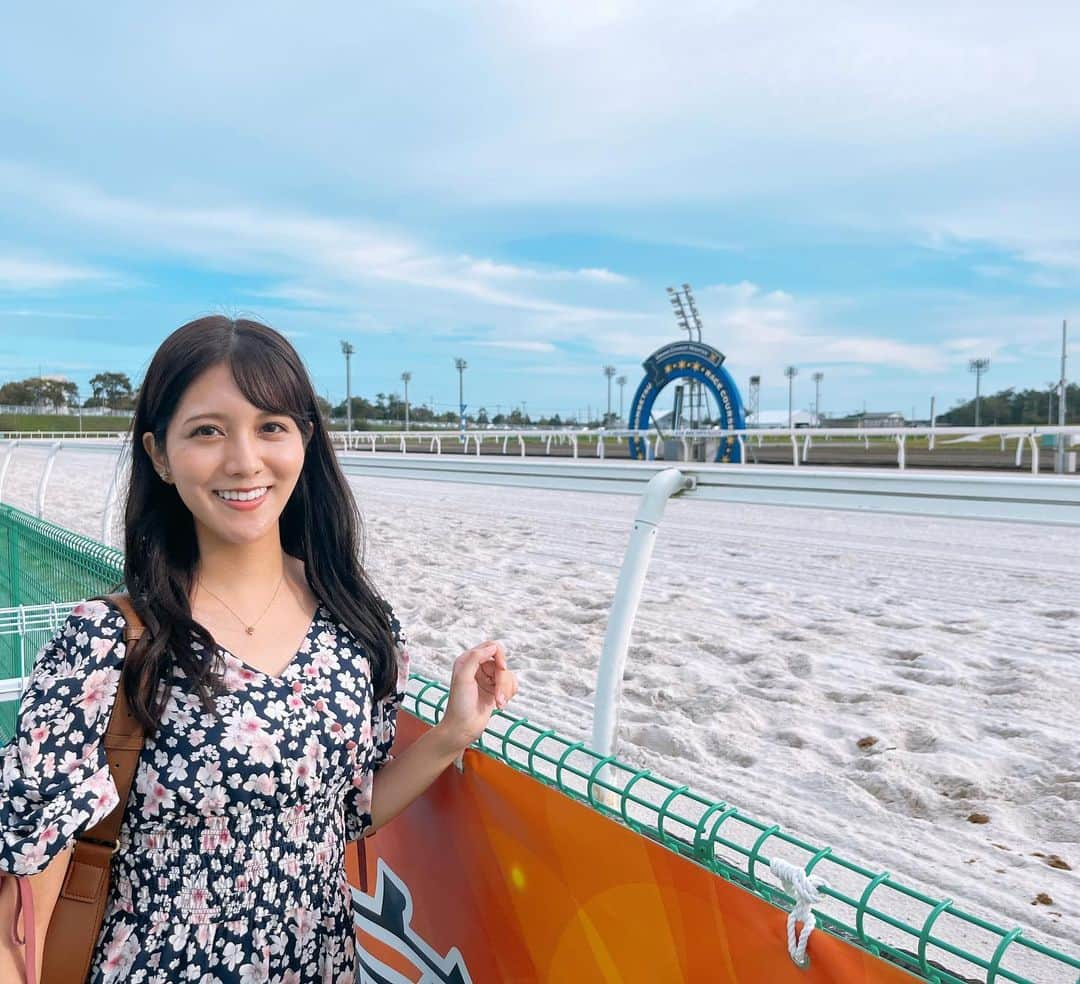 石川彩夏のインスタグラム：「夏休みは、 #門別競馬場 にも行きました🐴💓  次は門別競馬場でジンギスカンも食べたい😆  今回で北海道にある4つの競馬場 ・札幌競馬場 ・函館競馬場 ・門別競馬場 ・帯広競馬場 全て行けたことに😆✨」