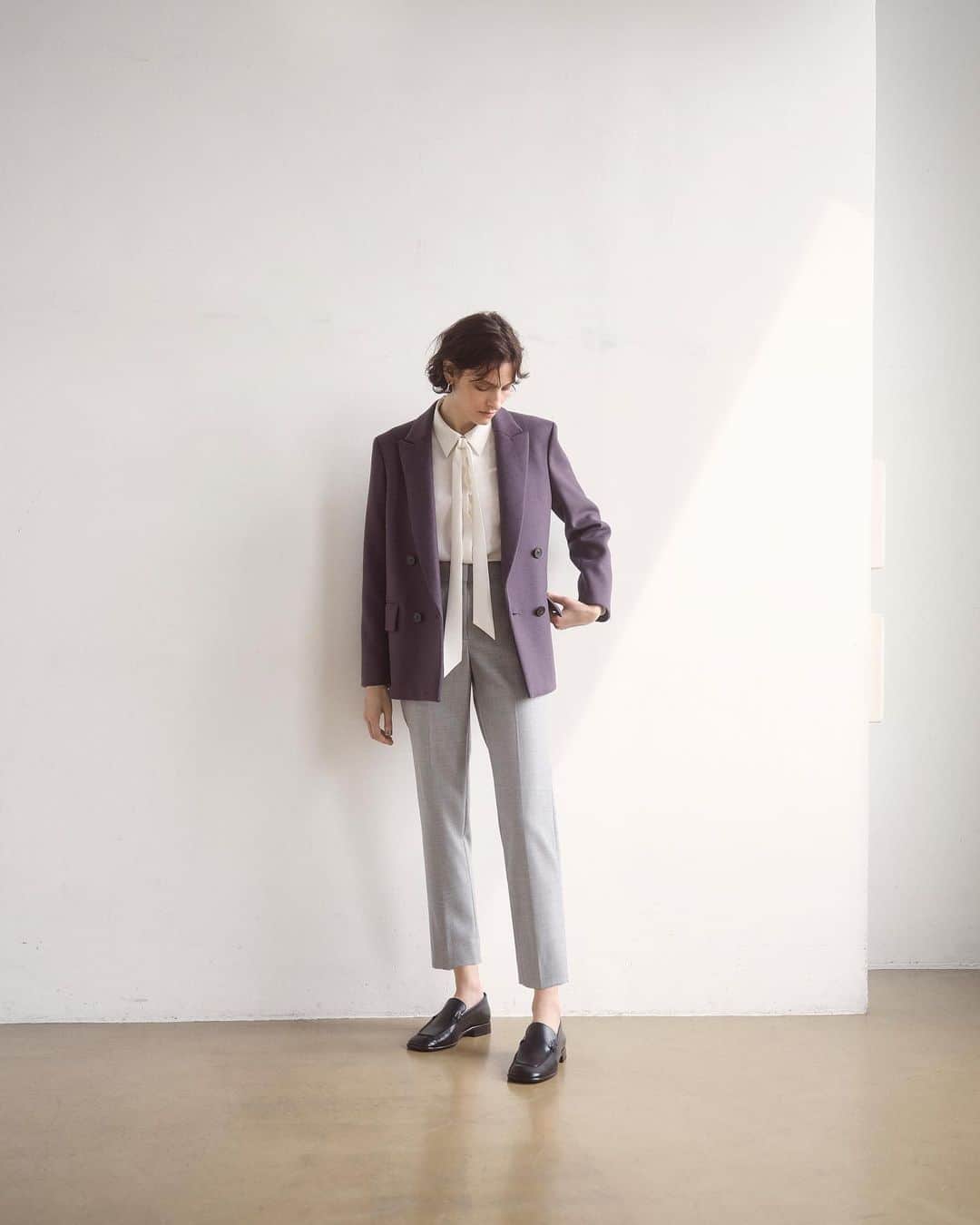 Theory luxe official account.のインスタグラム：「［COZY ELEGANCE］ カジュアルもきれいめも、どこか女性らしく品よく仕上がる。 高品質なウール素材の"NEW SAXONY"シリーズは、シワになりにくく手洗い可能で扱いやすく、オン・オフ問わず着られる汎用性の高さが魅力。  どんなカラーも優しく受け止めるライトグレーのパンツでこなれた印象に  ニュートラルなライトグレーは、合わせる色を選ばないコーディネートの振り幅が大きい頼れるカラー。 ニュアンスのあるパープルのジャケットとも相性がよく、ボウタイブラウスにダブルブレストのジャケットを羽織った定番の組み合わせも、絶妙なカラーリングが光る装いへとアップデートしてくれる。 いつもとはひと味違った、クラシカルな着こなしで差をつけて。  #theoryluxe #セオリーリュクス #ジャケットコーデ #パンツスタイル #テーパードパンツ」
