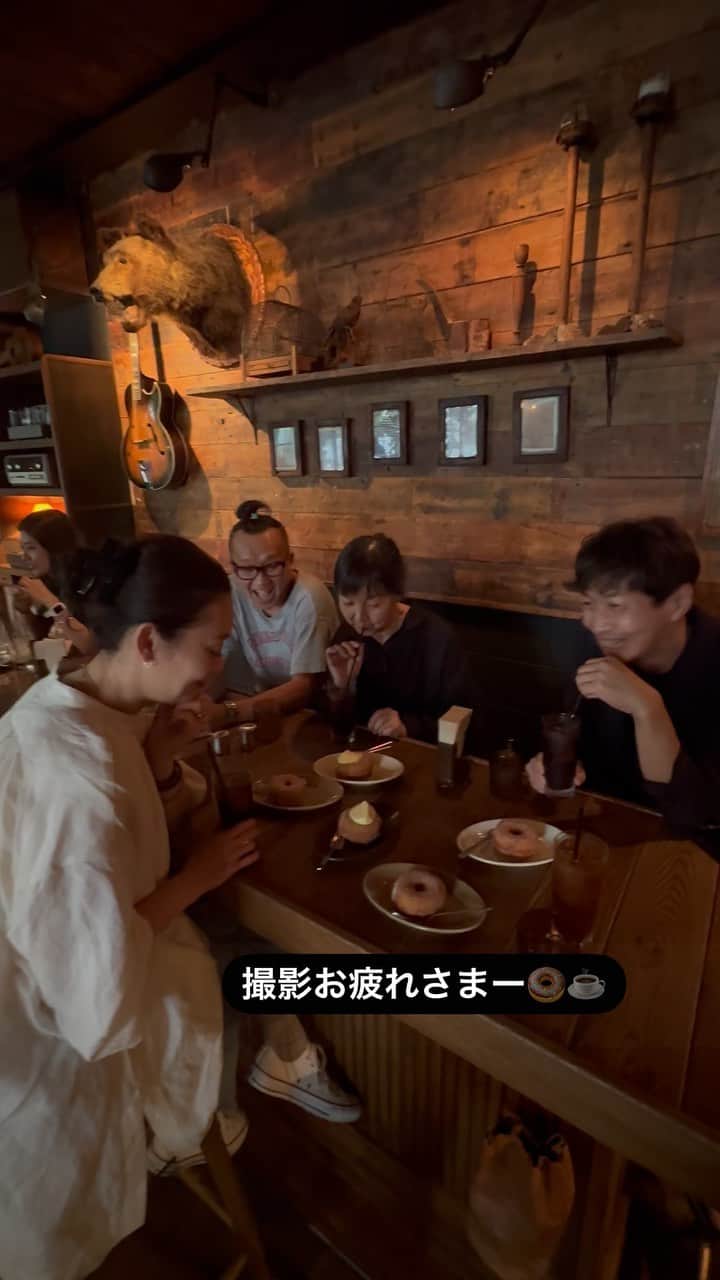 のインスタグラム：「③撮影の後はBirdで 揚げたてふわふわドーナツタイム🍩☕️ みんないい笑顔☺️  #trucknest @mogurapicassowols  @masaki__personal_magazine_  @takanobu_koba  @taa87fish  @yhyamasaki  @truckfurniture  @truckfurniture_online  @bird_coffee_osaka」