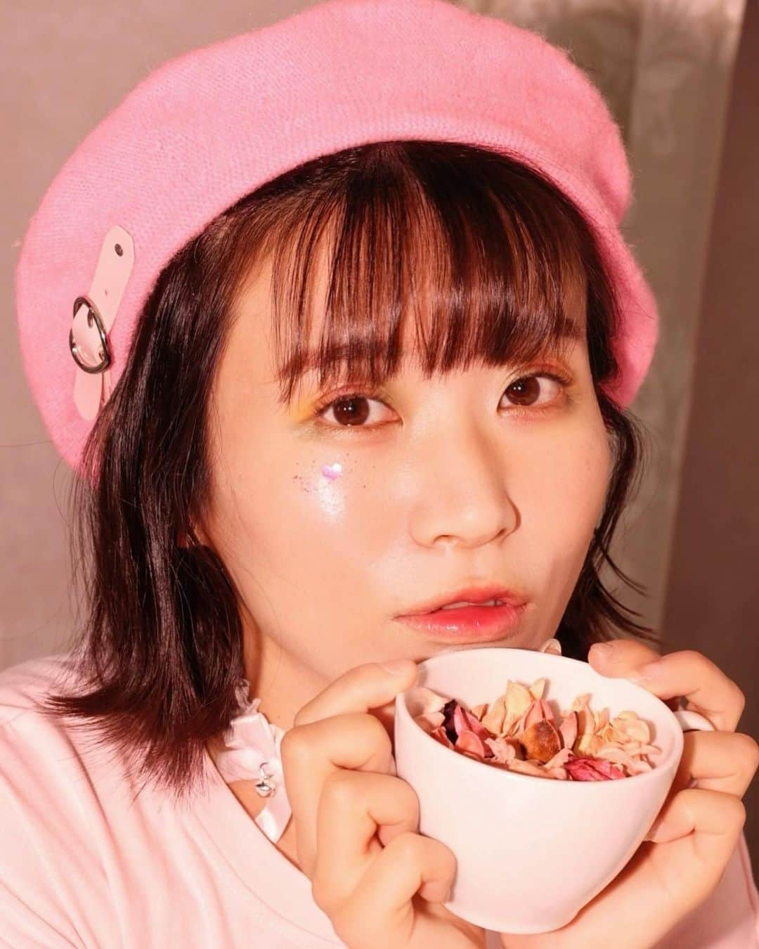 福島ゆかのインスタグラム：「：ピンク  載せていなかった写真を載せていっこうシリーズ。  メイク様にキラキラカラフルなメイクをしていただいて、ピンクの衣装を着せてもらって。  渡辺ありさ様に撮影してもらったときの写真です📸  まず、衣装も空間も小物も全部ぜんぶ可愛い、、  そしてメイクは普段じぶんではできない素敵なカラーとキラキラ感。  どこを切り取っても特別感があって素敵な撮影でした！  毎日鏡を見るたびに 『もっとここがこうだったらなぁ』とか 『わー浮腫んだかもー』とか いろいろ思っちゃうので  今日の私は完璧だ！って日は、ない！（笑）  のですが逆に、ステージに立っている瞬間は 今日の私は完璧だ！って思っている、 というか 思えるように過ごして、自信を持てる準備や気持ちの作り方してるから すごく胸を張って心の底から楽しめています。 そこはもちろん内容も含めてなんですけど。  だからかステージを降りてしまうと 途端にコンプレックスが私のもとに帰ってきちゃうんよ（笑）  この撮影のときは自分のコンプレックスも愛せるようなメイクと撮影をしていただいて とぉーっても嬉しかったです！  このまんまの自分でもいいし もっと可愛くなろうとしてもいいし 結果自分らしさが際立てばいいんだなって思えました。  そんなかんじで！いいですよね〜〜〜（笑）  ありがとうございました✨  #メイク #メイクアップ  #撮影 #撮影モデル  #ピンク #被写体 #カメラ #ヘアメイク #ふわふわ #pink #ポートレート撮影  #キラキラ #花 #ピンクメイク」