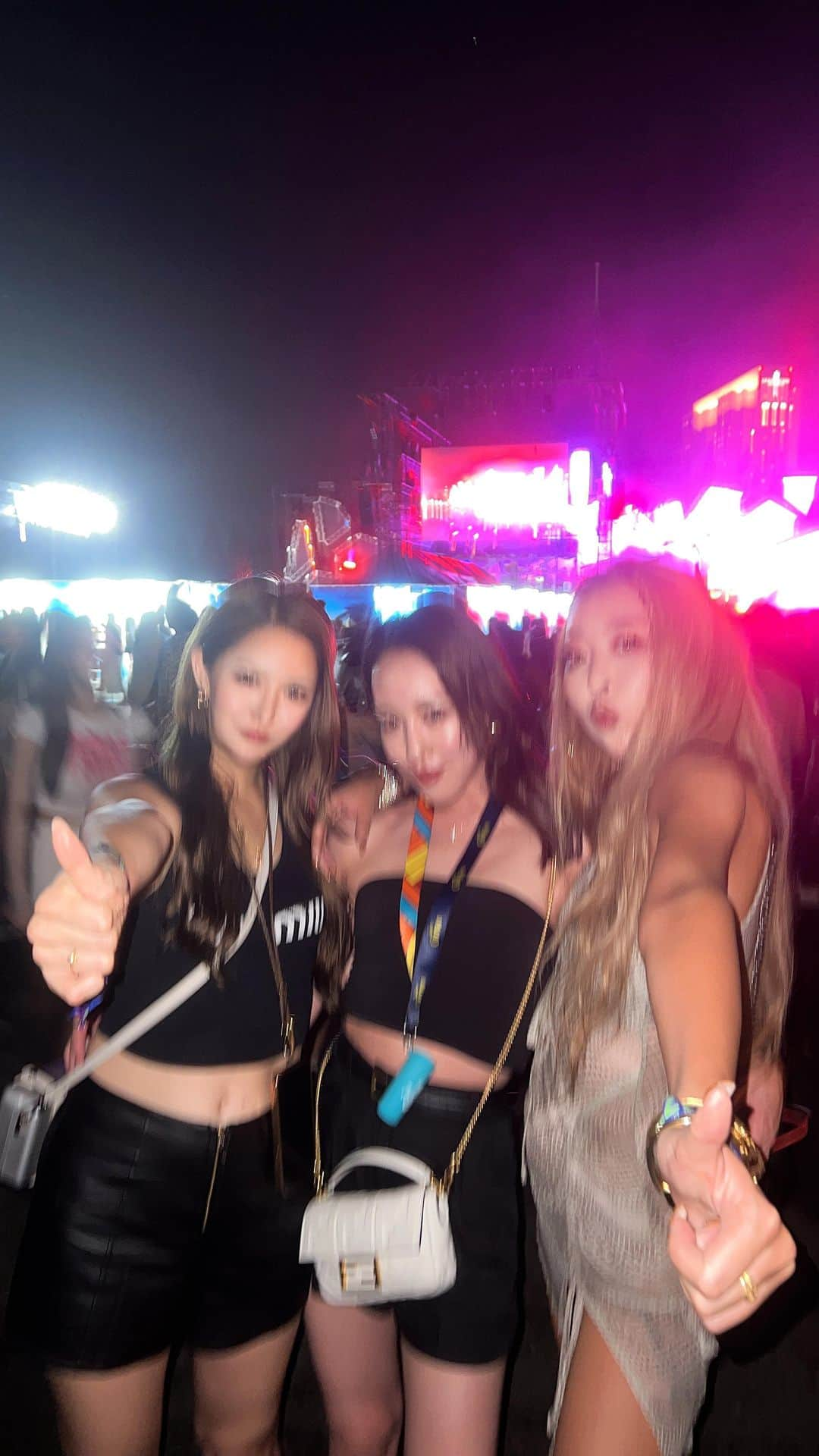 まあーか（まかたん）のインスタグラム：「. 𝙏𝙝𝙭💜 𝙐𝙇𝙏𝙍𝘼 𝙈𝙤𝙫𝙞𝙚👽🎧 . #ultrajapan#ultrajapan2023#umf#ultra#tokyo#hardwell #skrillex #onitsukatiger#ウルトラジャパン#ウルトラジャパン2023#フェスコーデ#音楽フェス#シャンパン#テキーラ#お台場#ウエスタンブーツ#カウガール#shein#ハイトーンカラー#バレイヤージュ#お尻#尻トレ#高身長女子#夏の終わり」